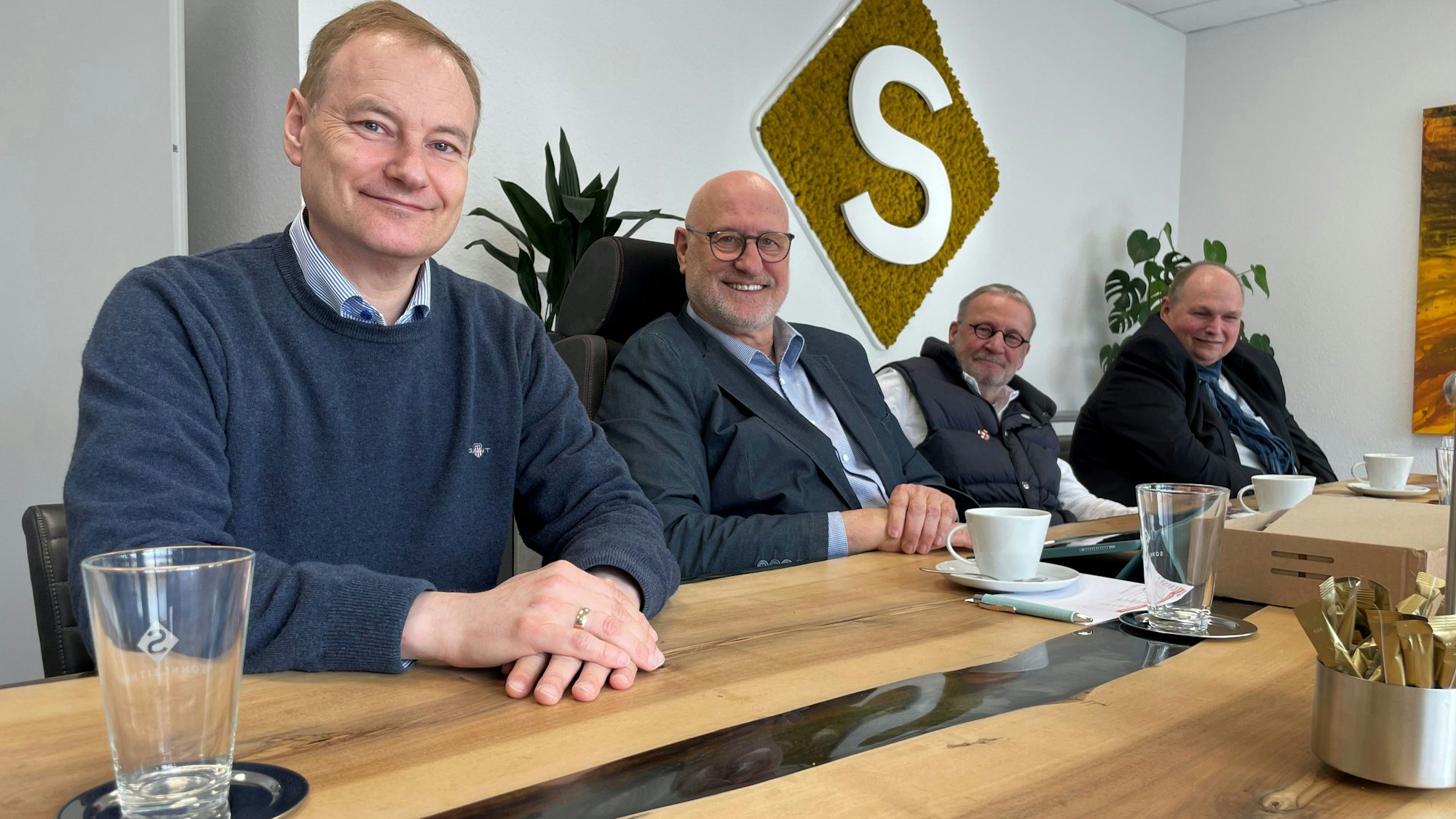 Lothar Esser (2.v.l.) geht für die FDP ins Rennen ums Bürgermeisteramt bei der Kommunalwahl 2025. Unterstützen ihn: Wolfgang Sonnleitner (v.l.), Michael Lintz und Stefan Wilming.