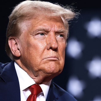 Donald Trump vor der amerikanischen Flagge. Seit seinem Amtsantritt verfolgt der US-Präsident einen radikalen Kurs. (Archivbild)