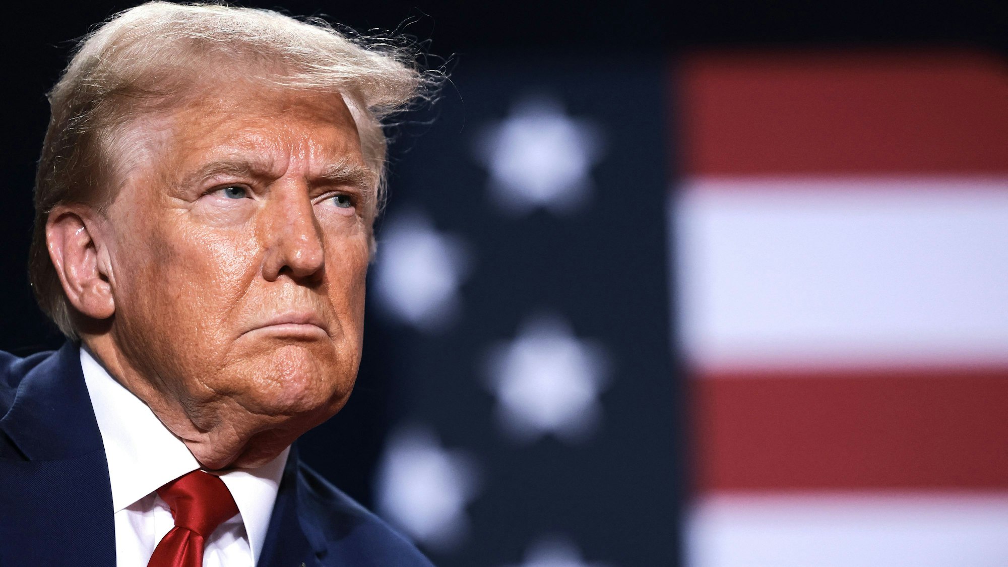 Donald Trump vor der amerikanischen Flagge. Seit seinem Amtsantritt verfolgt der US-Präsident einen radikalen Kurs. (Archivbild)