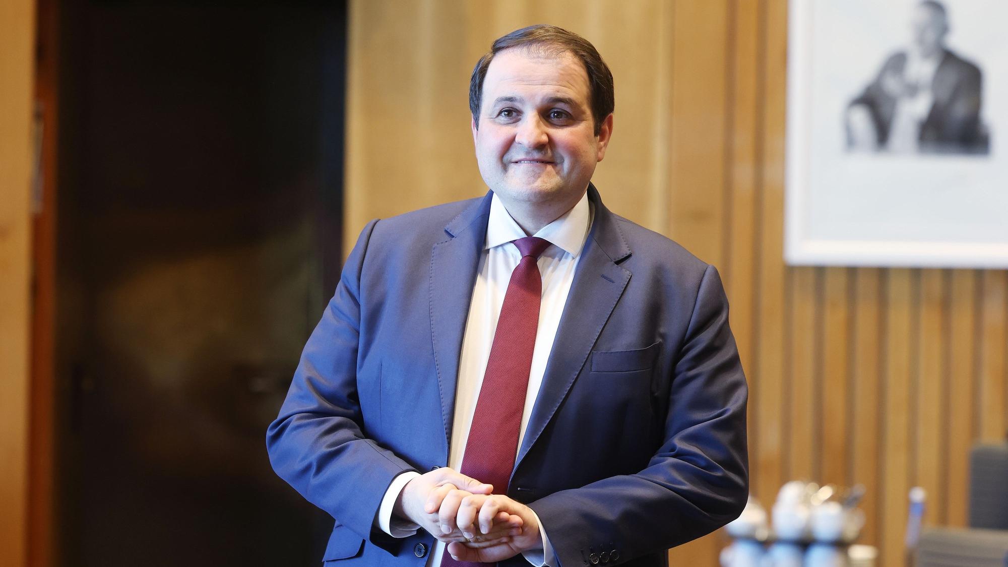 Nathanael Liminski (CDU), Minister für Bundes- und Europaangelegenheiten, Internationales sowie Medien des Landes Nordrhein-Westfalen, wartet auf seine Anhörung vor einem Untersuchungsausschuss des Landtags Nordrhein-Westfalen zur Justizaffäre im Landtag von Nordrhein-Westfalen in Düsseldorf.