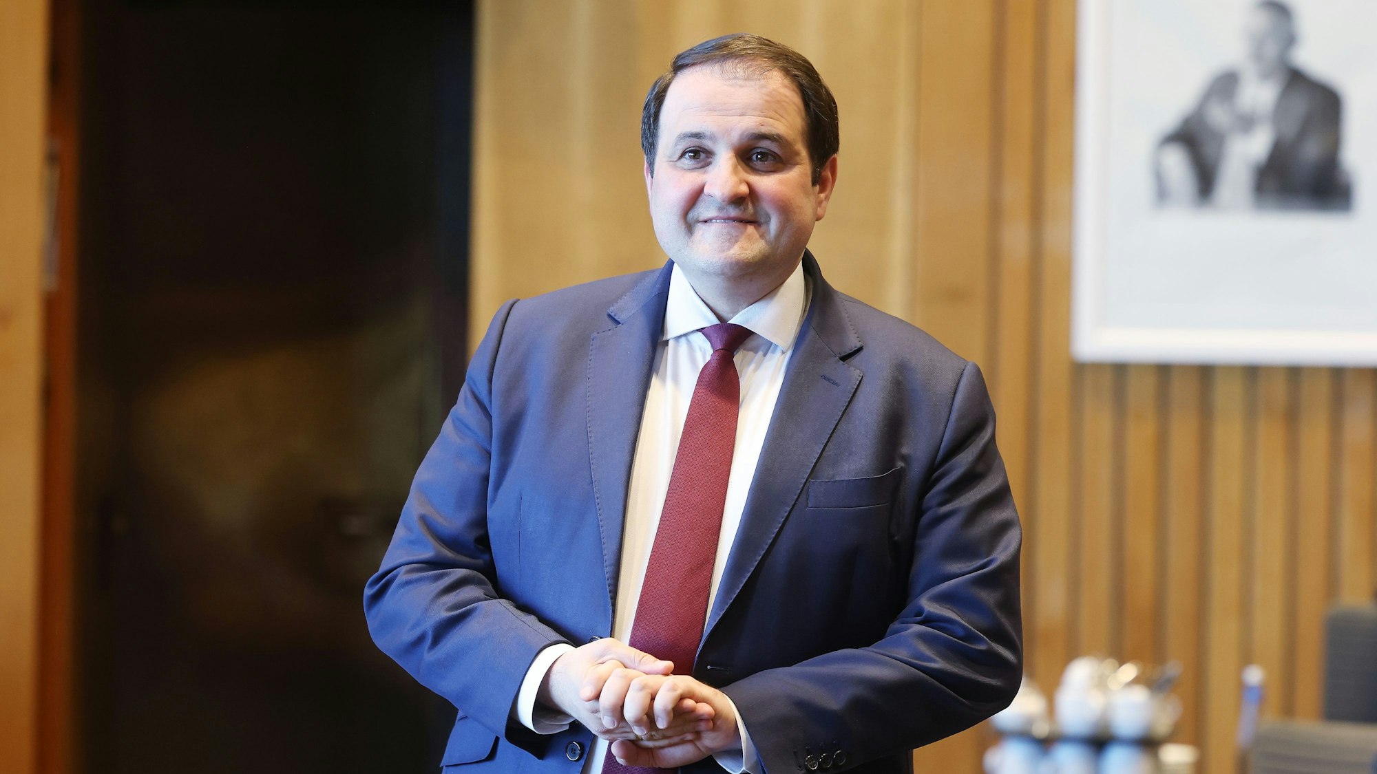 Nathanael Liminski (CDU), Minister für Bundes- und Europaangelegenheiten, Internationales sowie Medien des Landes Nordrhein-Westfalen, wartet auf seine Anhörung vor einem Untersuchungsausschuss des Landtags Nordrhein-Westfalen zur Justizaffäre im Landtag von Nordrhein-Westfalen in Düsseldorf.