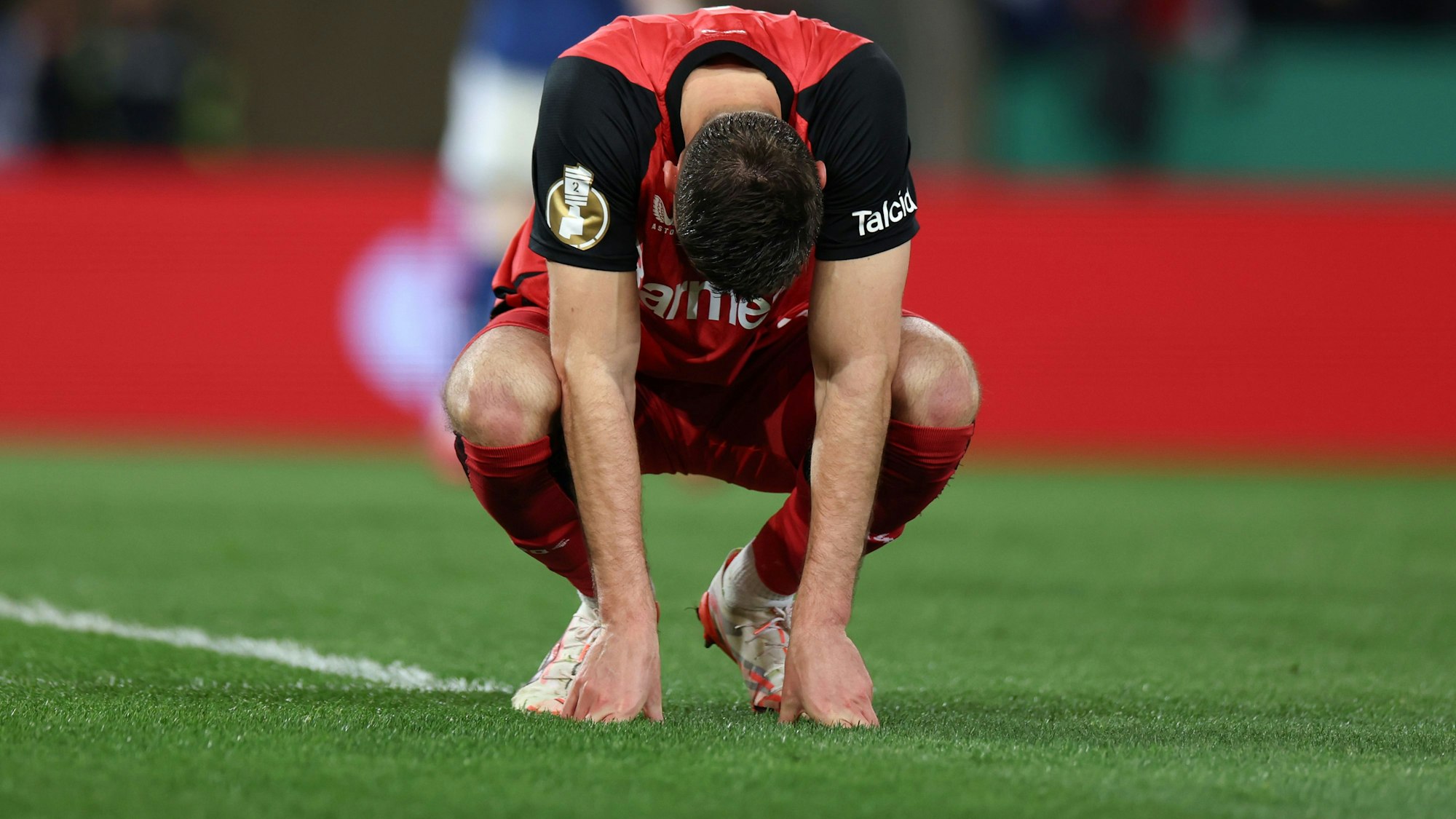 Bayer am Boden zerstört: Die Werkself hat es nicht geschafft, im Halbfinale den Drittligisten Arminia Bielefeld auszuschalten. Fernando Carro, Geschäftsführer von Bayer Leverkusen, ärgerte sich nach dem Spiel über die Platzverhältnisse auf der Alm.