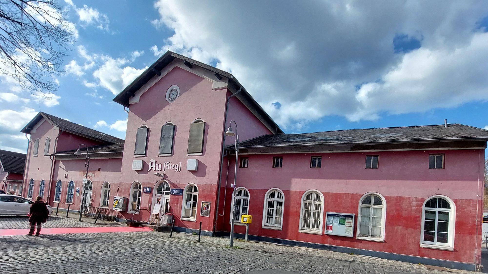 Das Bahnhofsgebäude in Au/Sieg soll wieder mit Leben erfüllt werden. Den roten Teppich zum Portal hatte der Kulturhafen Au am 1. April ausgerollt.