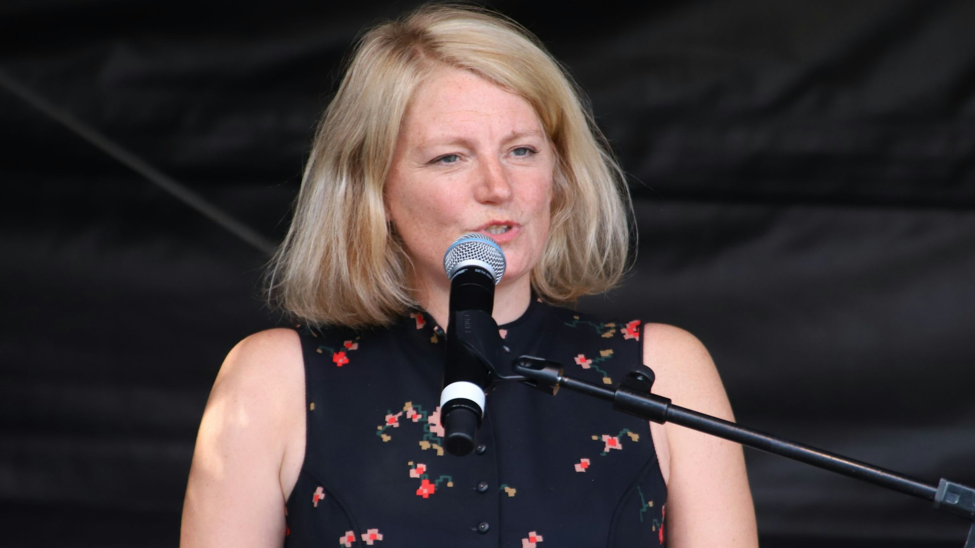 Windecks Bürgermeisterin Alexandra Gauß steht an einem Rednerpult.