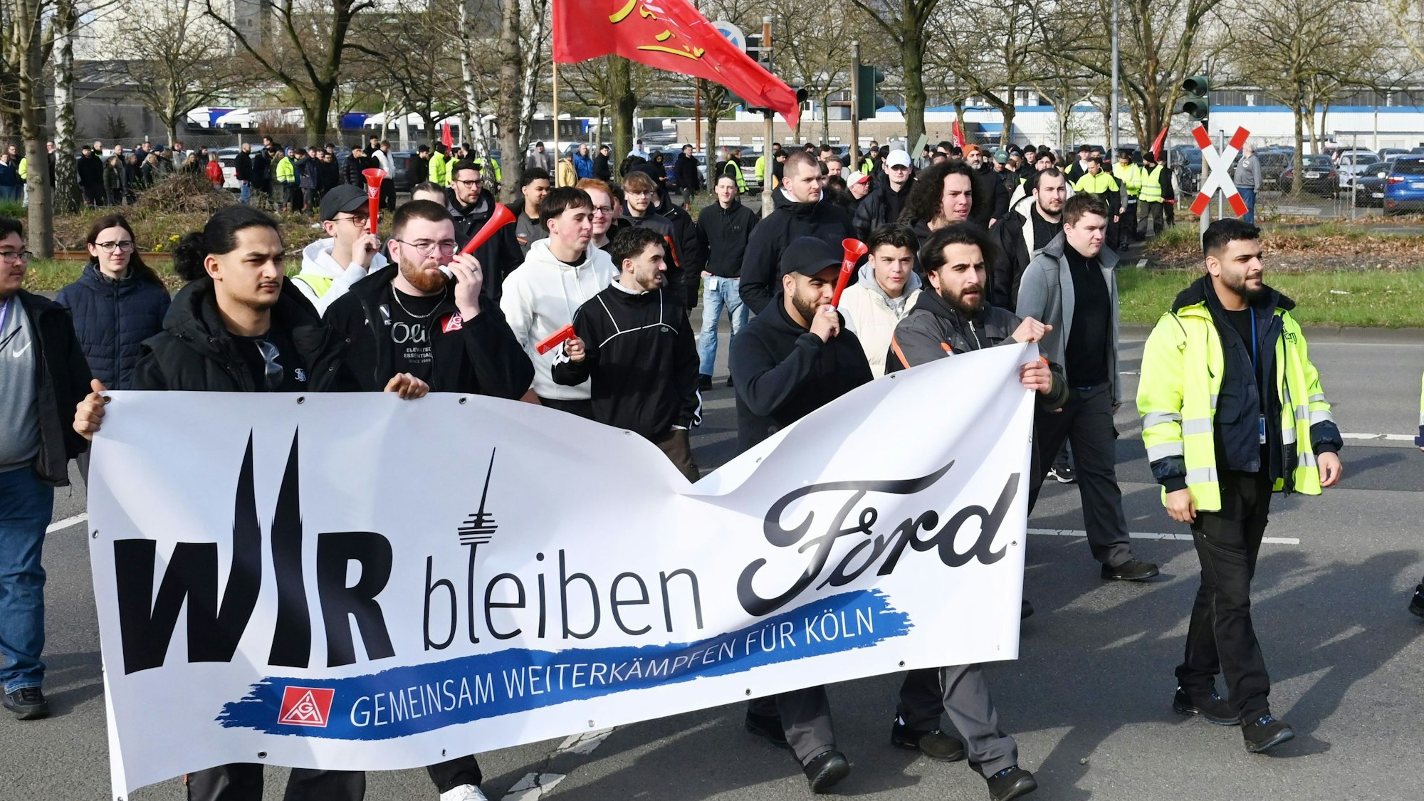 02.04.2025 Köln. Warnstreiks bei Ford. Die Gewerkschaft IG Metall hat die Beschäftigten des Autobauers ab Dienstagabend zum Streik aufgerufen. Betroffen sind mehrere Nacht-, Früh- und Spät-Schichten, die bis Donnerstag geplant sind. Ein Besuch vor Ort. Foto: Alexander Schwaiger