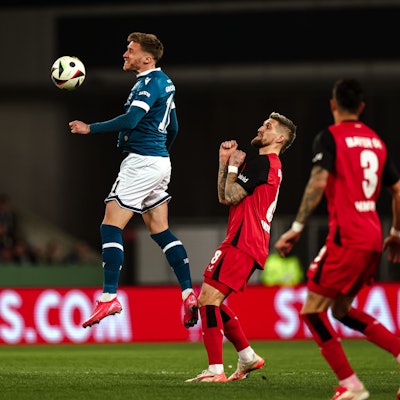 dpatopbilder - 01.04.2025, Nordrhein-Westfalen, Bielefeld: Fußball: DFB-Pokal, Arminia Bielefeld - Bayer Leverkusen, Halbfinale, Schüco Arena. Bielefelds Maximilian Großer (l) und Leverkusens Robert Andrich kämpfen um den Ball. Foto: Friso Gentsch/dpa +++ dpa-Bildfunk +++