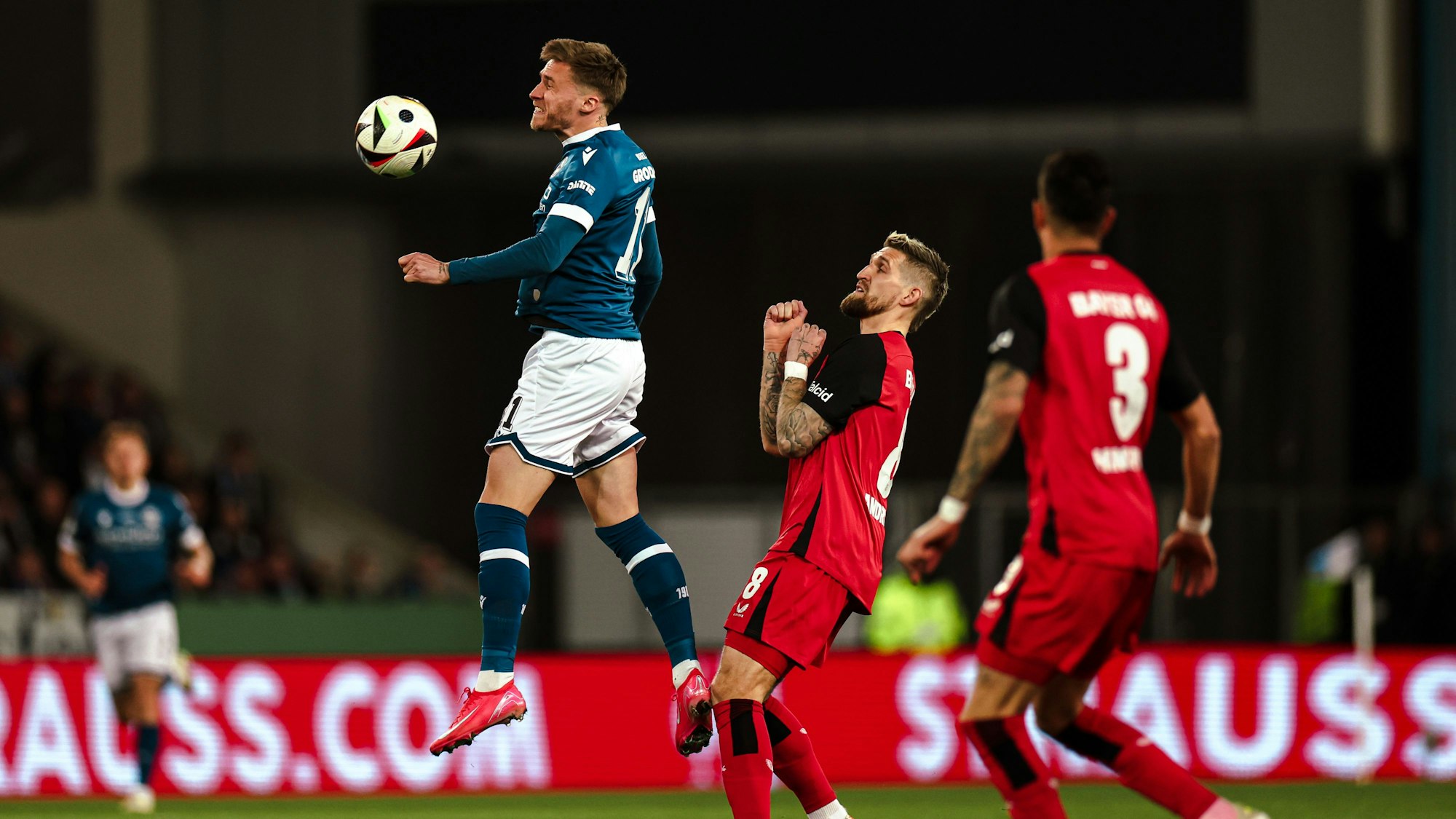 dpatopbilder - 01.04.2025, Nordrhein-Westfalen, Bielefeld: Fußball: DFB-Pokal, Arminia Bielefeld - Bayer Leverkusen, Halbfinale, Schüco Arena. Bielefelds Maximilian Großer (l) und Leverkusens Robert Andrich kämpfen um den Ball. Foto: Friso Gentsch/dpa +++ dpa-Bildfunk +++