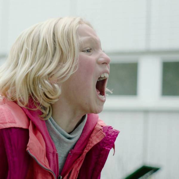 Die kleine, blonde Hauptdarstellerin aus dem Dokumentarfilm Systemsprenger schreit mit weit geöffnetem Mund.