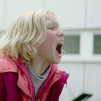 Die kleine, blonde Hauptdarstellerin aus dem Dokumentarfilm Systemsprenger schreit mit weit geöffnetem Mund.