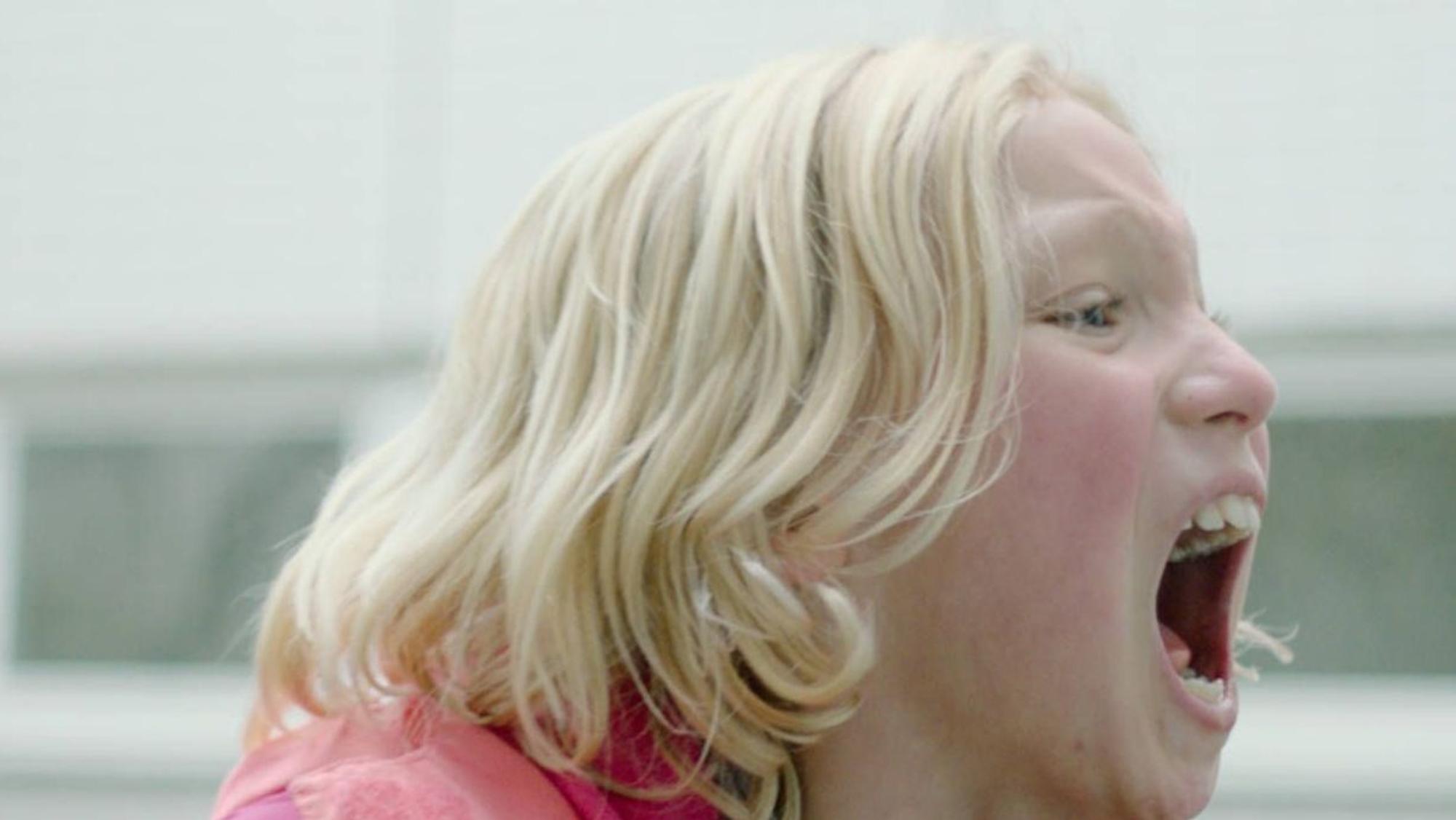 Die kleine, blonde Hauptdarstellerin aus dem Dokumentarfilm Systemsprenger schreit mit weit geöffnetem Mund.
