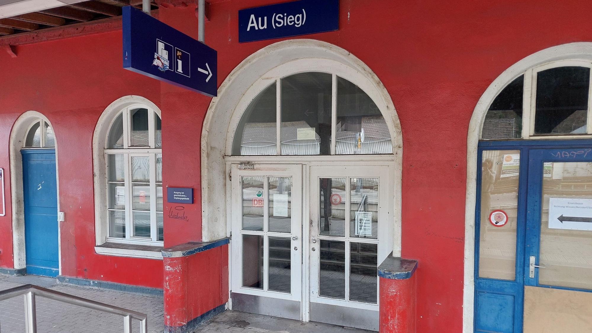 Schon seit langer Zeit sind die Türen des Empfangsgebäudes geschlossen.