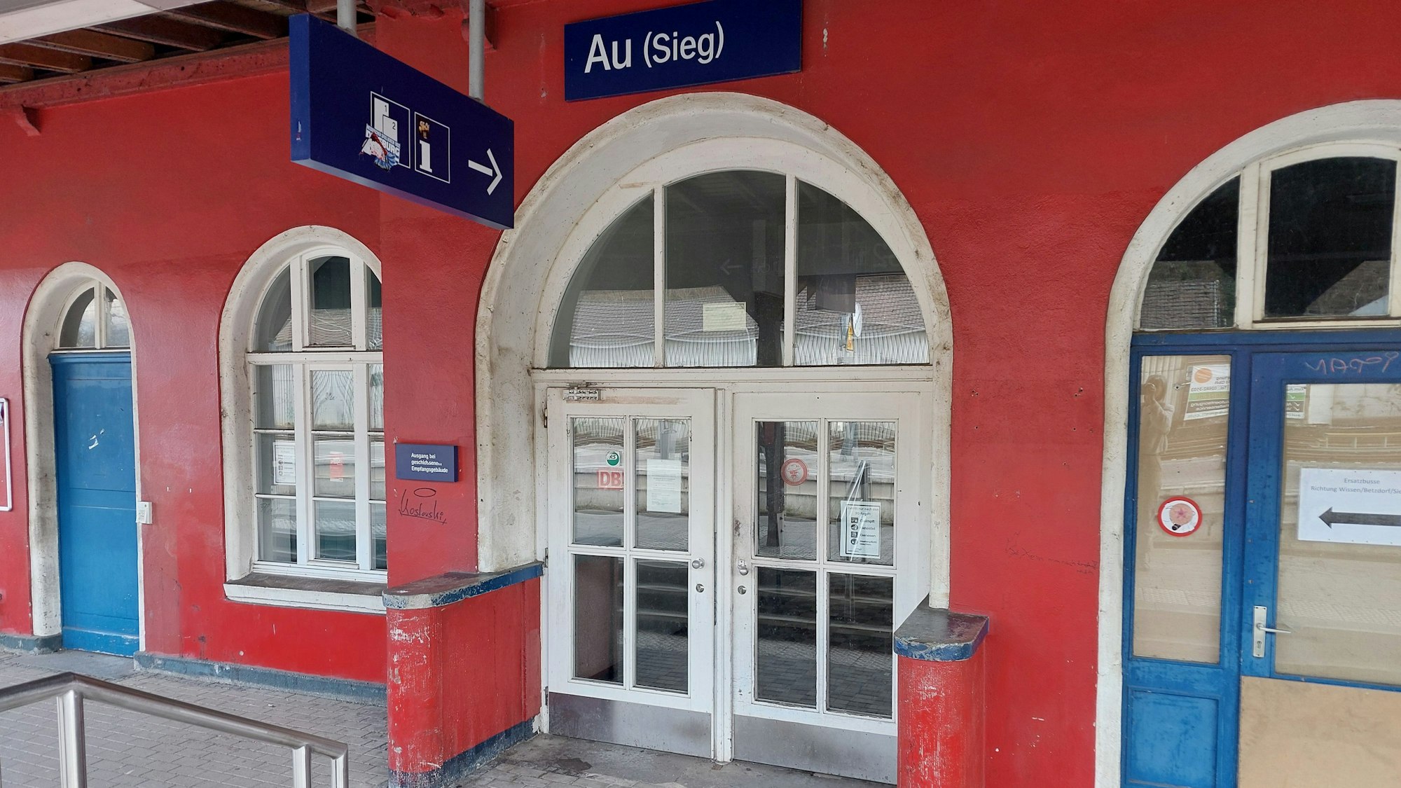 Schon seit langer Zeit sind die Türen des Empfangsgebäudes geschlossen.