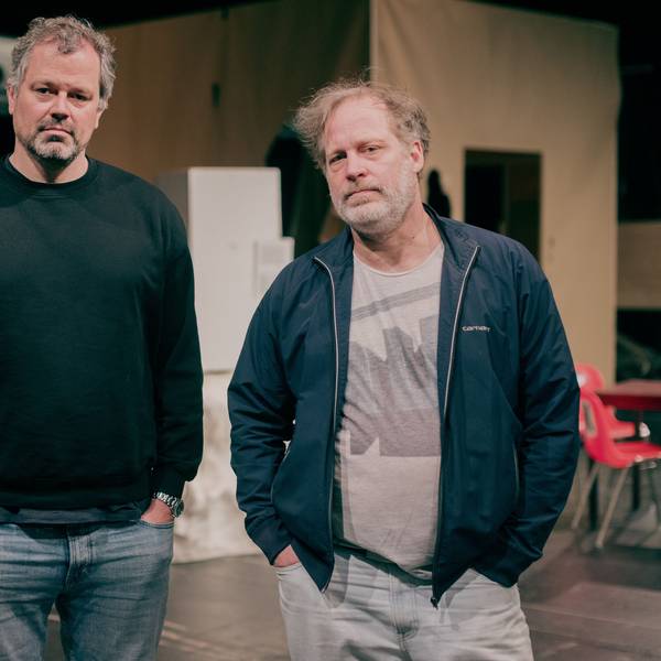 Regisseur Jan Bonny (inks) und Hauptdarsteller Ben Höppner stehen in der Halle Kalk vor den Kulissen der Inszenierung "Eisenfaust".