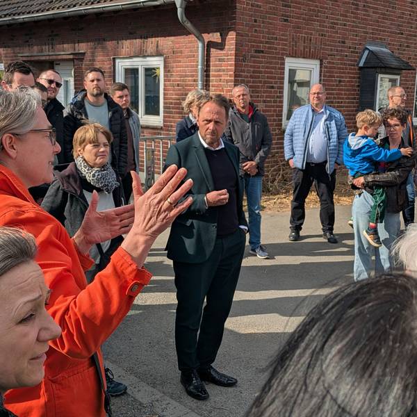 Eine Anwohnerin schildert Oberbürgermeister Uwe Richrath (M.) die Probleme im Viertel.