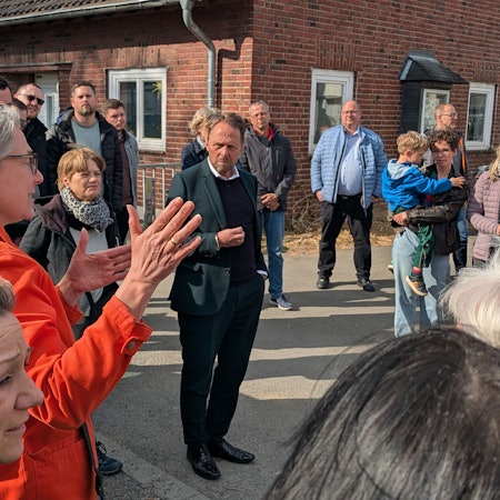 Eine Anwohnerin schildert Oberbürgermeister Uwe Richrath (M.) die Probleme im Viertel.