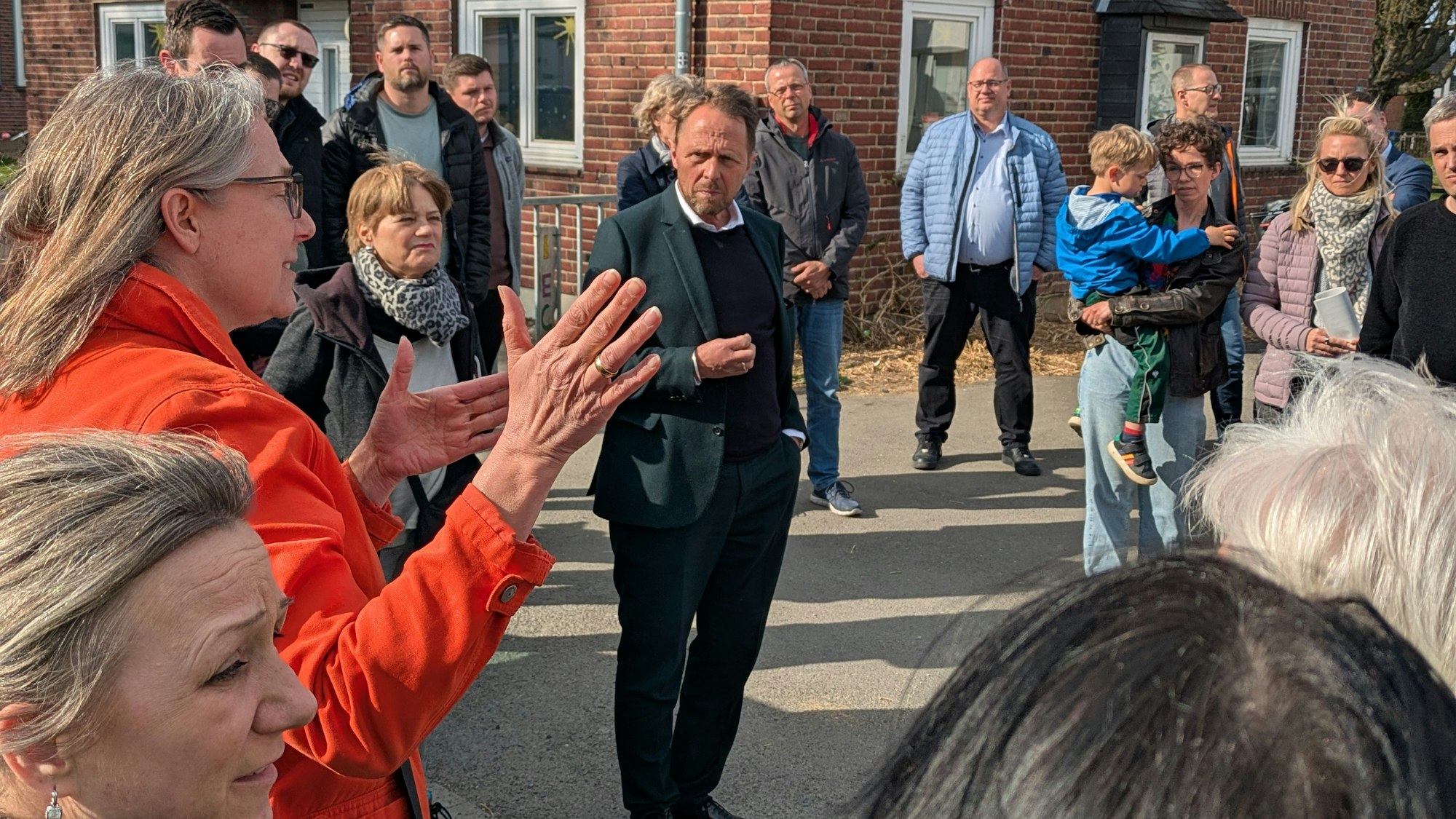 Eine Anwohnerin schildert Oberbürgermeister Uwe Richrath (M.) die Probleme im Viertel.