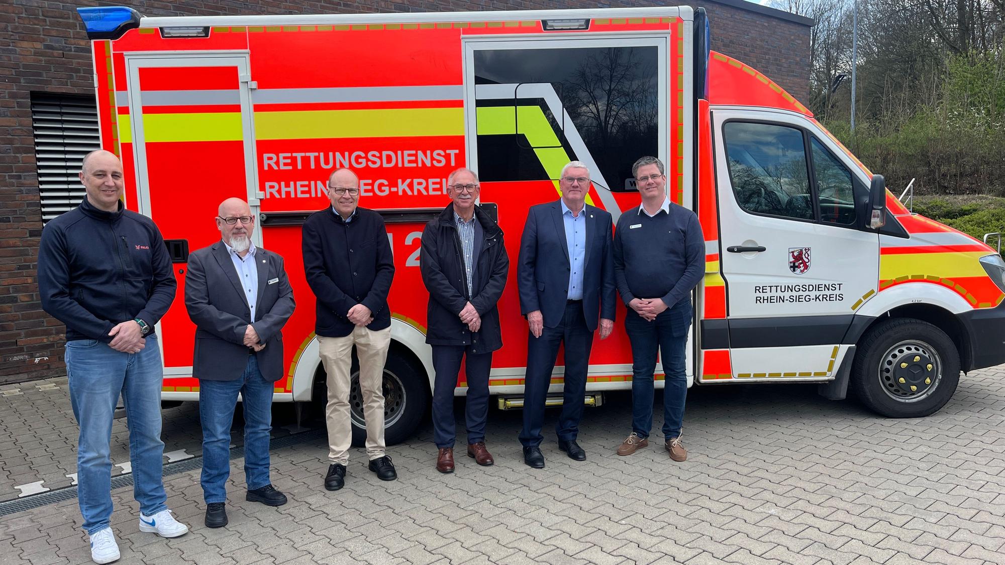 In Much wurde der neue Notarzt-Standort offiziell eingeweiht. V.l.: Stefan Müller (Falck), Amtsleiter Ingo Freier, Leiter für Rettungs- und Notfallmedizin, Uni-Bonn, Dr. Ulrich Heister, Bürgermeister Norbert Büscher, Landrat Sebastian Schuster, Ärztlicher Leiter des Rettungsdienstes Rhein-Sieg-Kreis, Christian Diepenseifen.