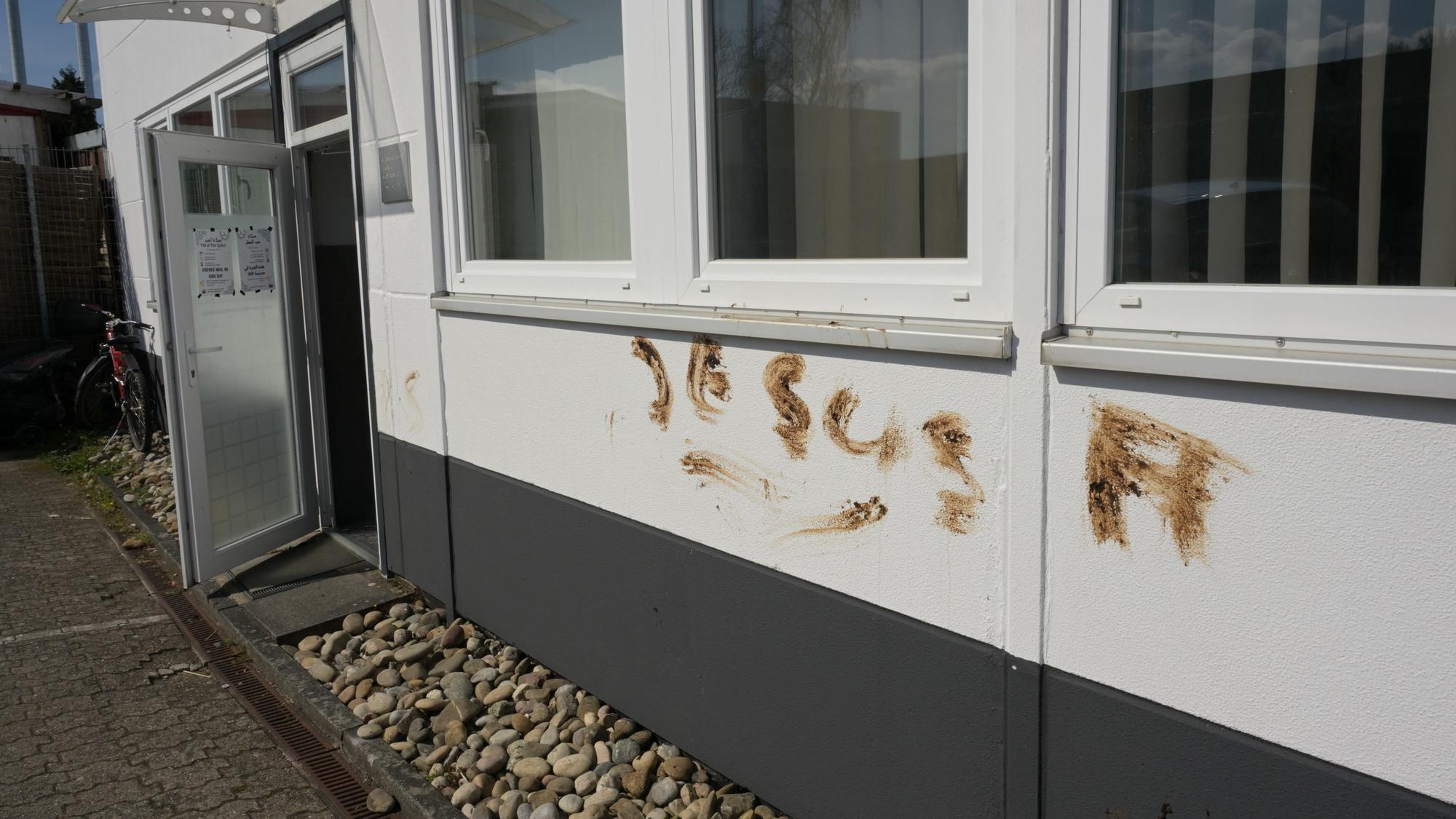 Der Schriftzug „Jesus“ auf der Außenwand der Moschee im Gladbacher Stadtteil Heidkamp.
