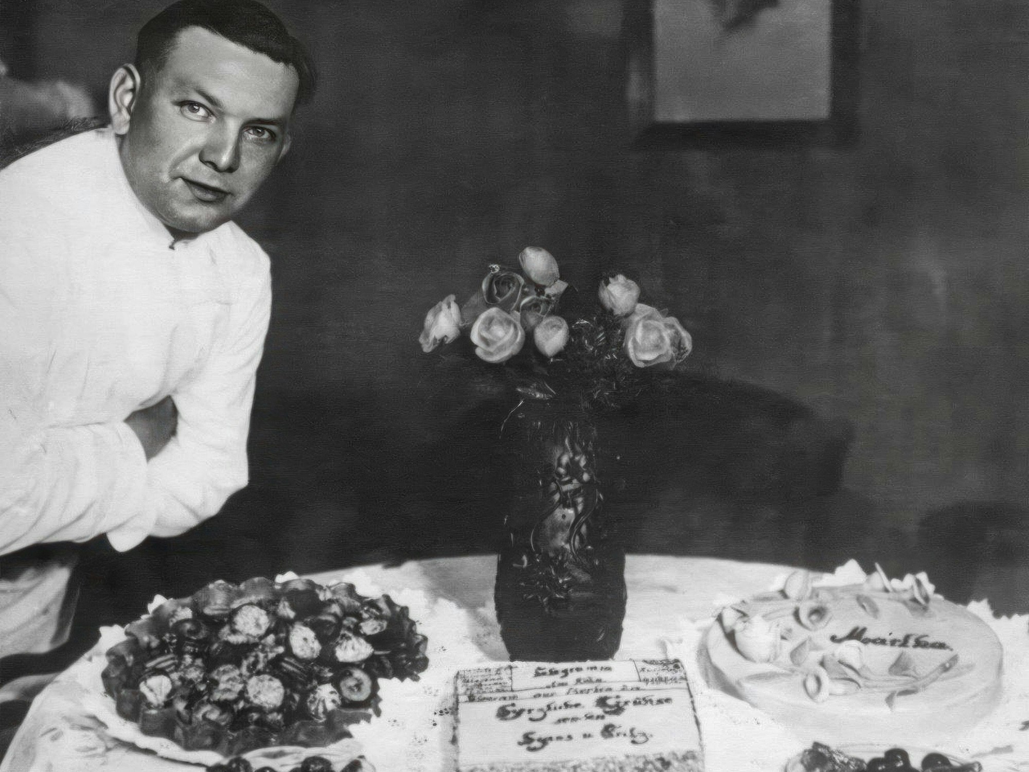 Historisches Bild eines Konditors mit Torten aus den 1930er-Jahren.