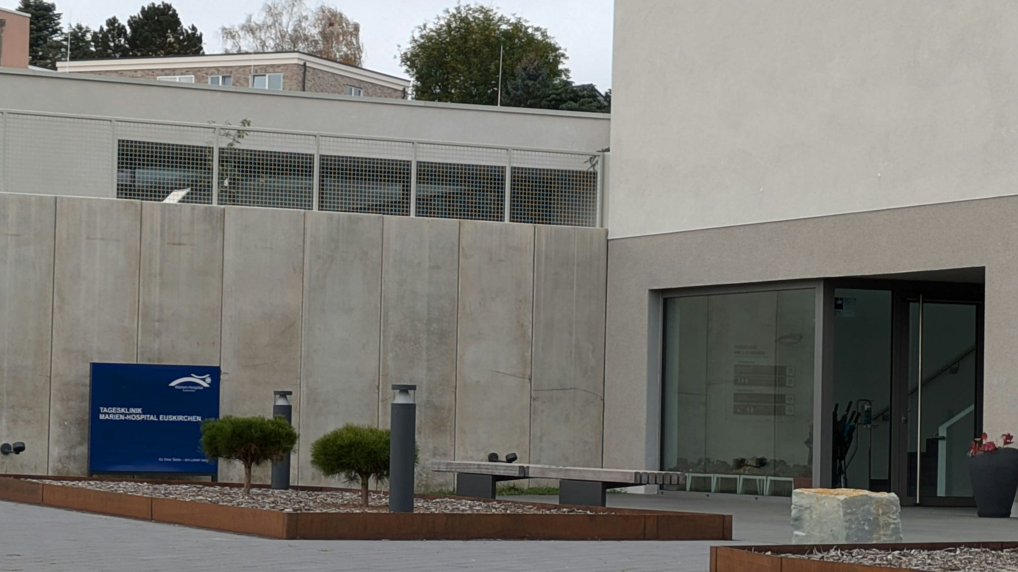Das Bild zeigt den Eingang der Tagesklinik.