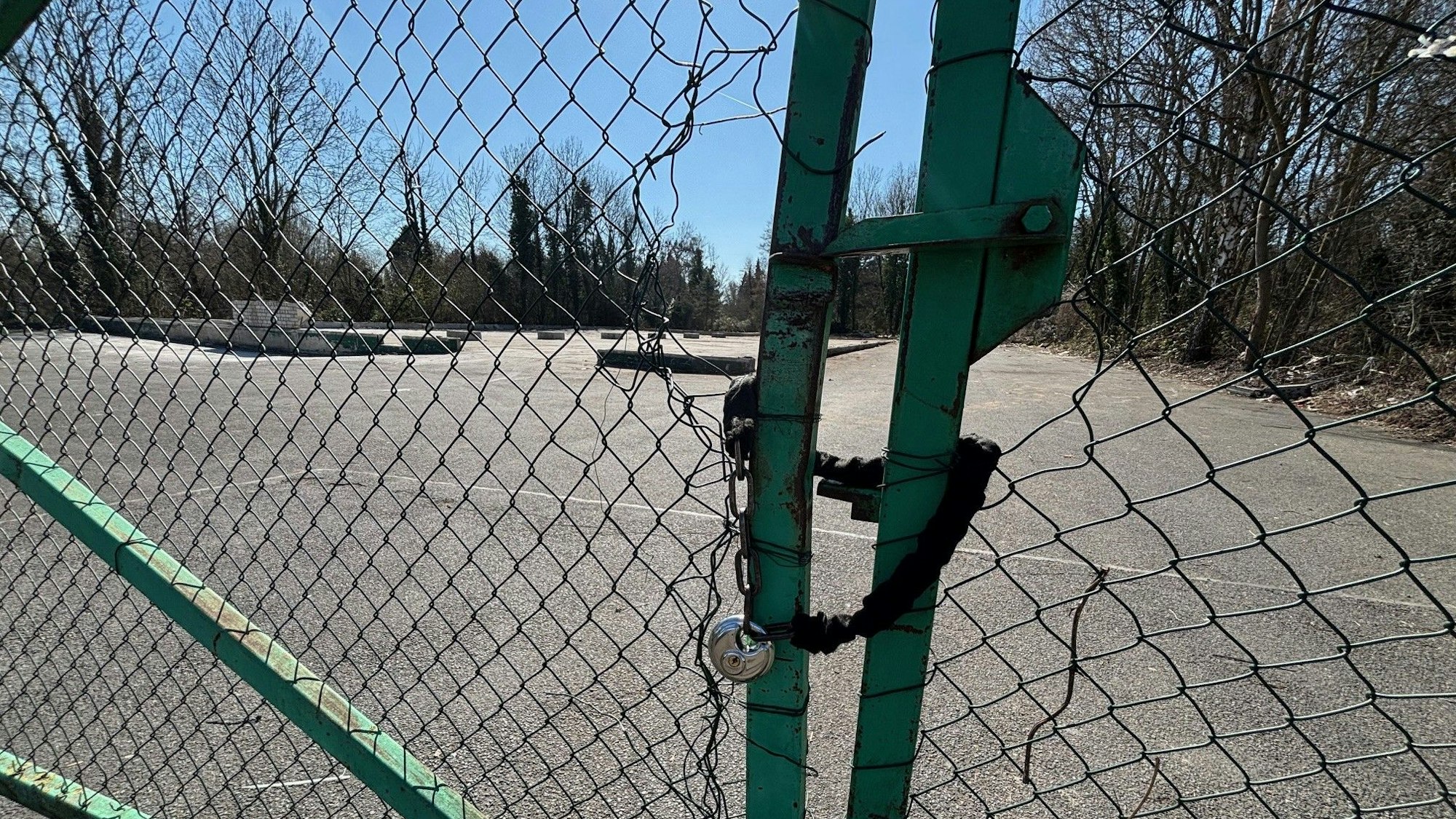 Auf dem Grundstück ist ein brach liegendes Grundstück zu sehen.