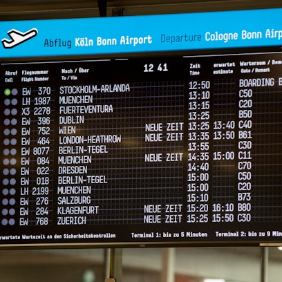 Die Kläger achteten nicht auf die Anzeigetafeln am Flughafen.