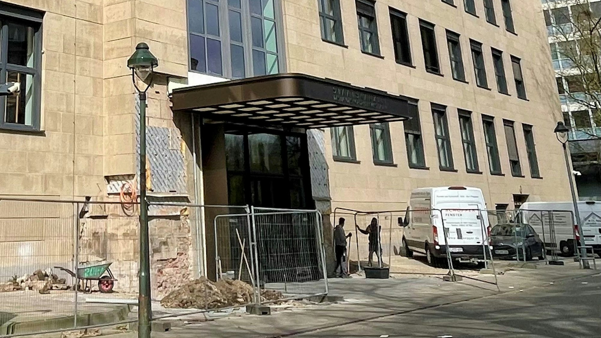 Rund zwei Monate nach den Razzien wegen Betrugsverdachts wird an der NRW-Regierungszentrale jetzt wieder gebaut.