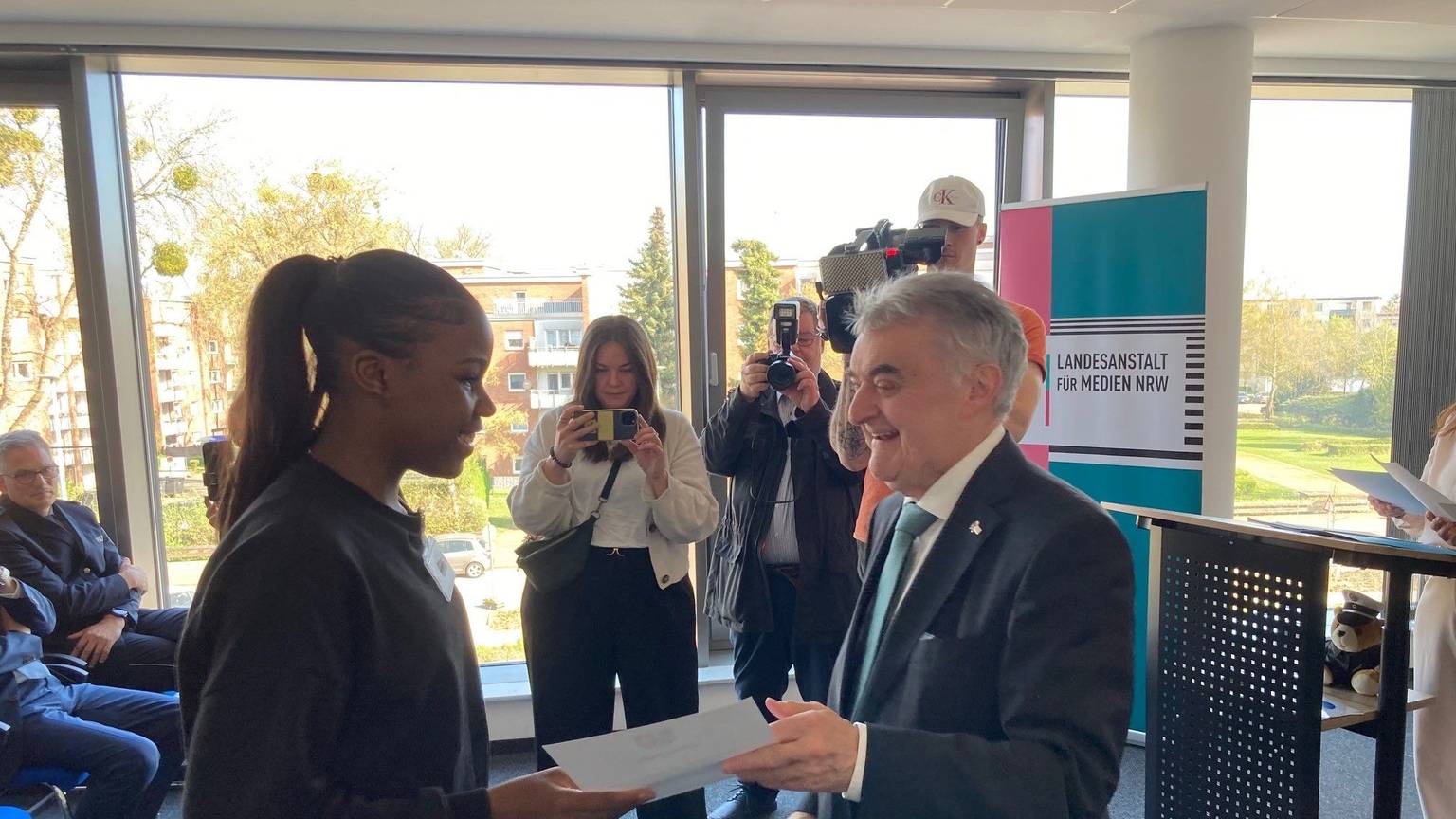 Das Bild zeigt NRW-Innenminister Herbert Reul und eine Schülerin der Realschule Frechen.