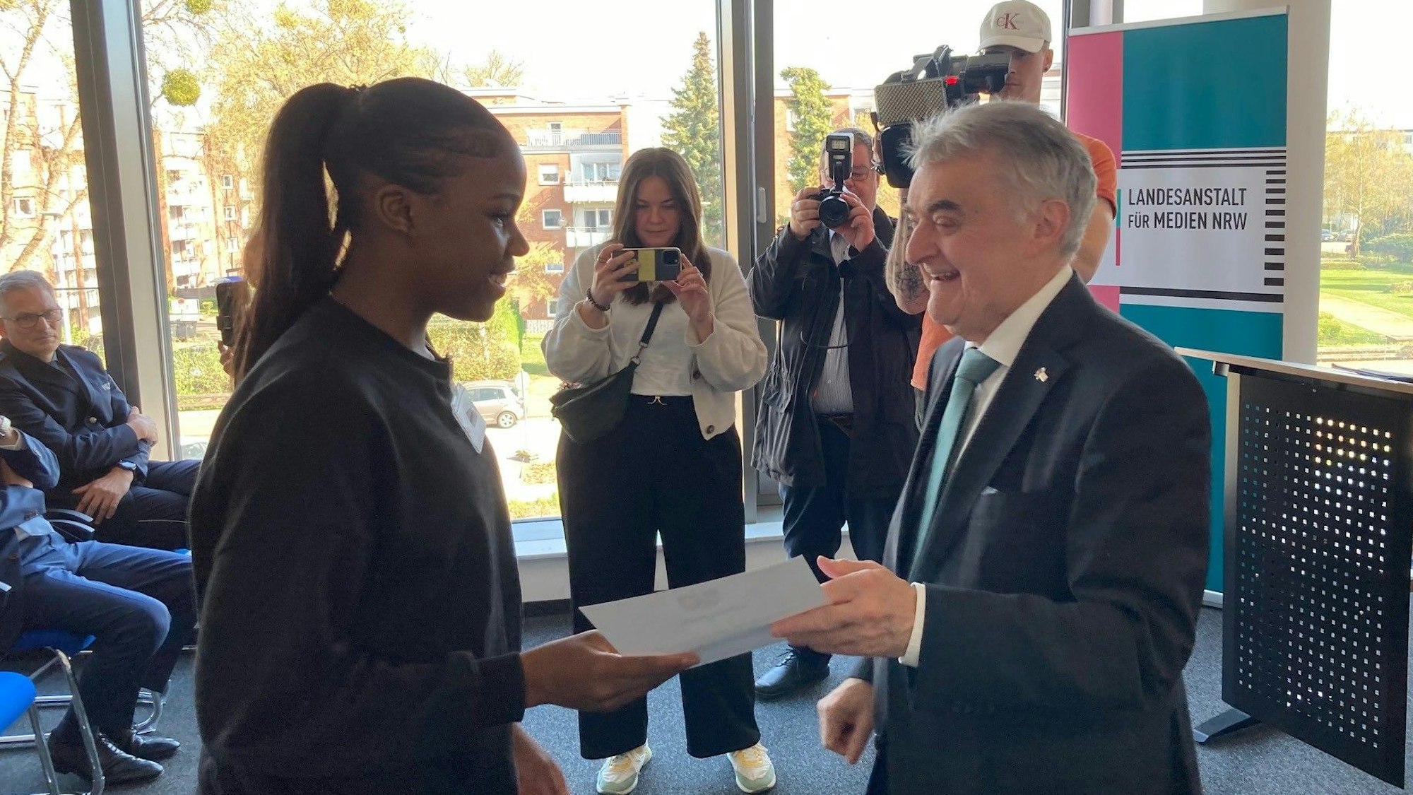 Das Bild zeigt NRW-Innenminister Herbert Reul und eine Schülerin der Realschule Frechen.