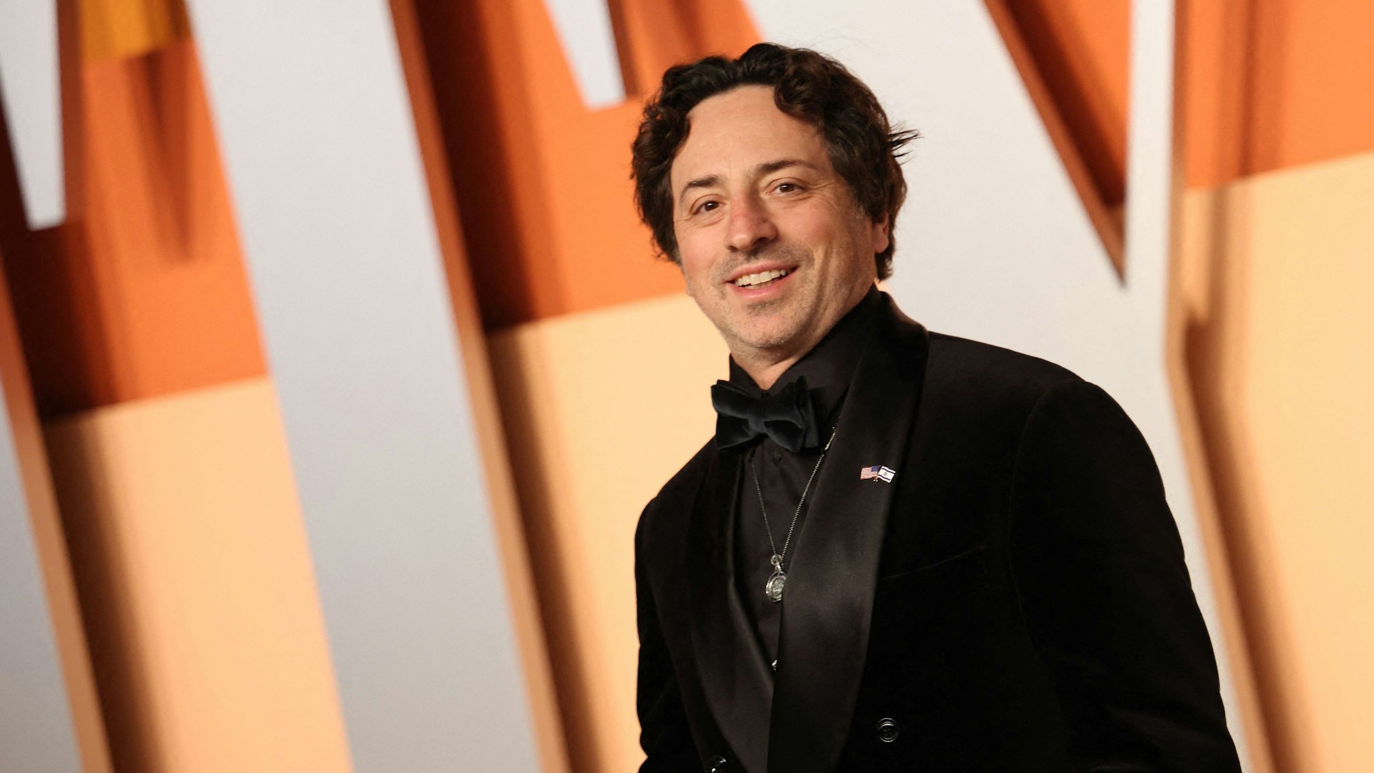 Obwohl Sergey Brin öffentliche Auftritte sonst meidet, zeigte sich der Google-Mitgründer im März 2025 überraschend bei der „Vanity Fair“-Oscar-Party in Beverly Hills – eine seltene Ausnahme von seinem sonst zurückhaltenden Lebensstil.