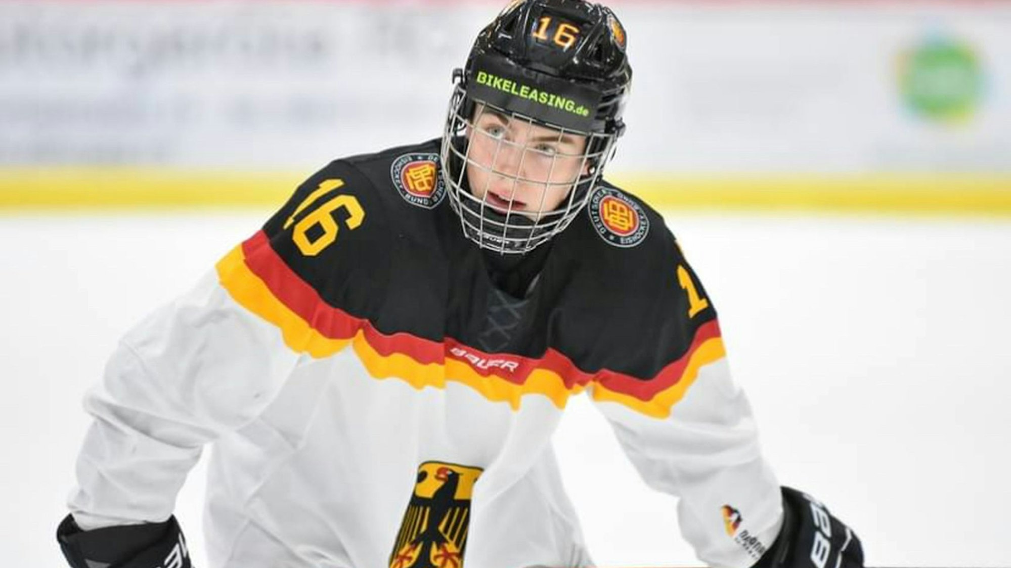 Eishockeyspieler Max Ziergiebel in einer Aktion auf dem Eisfeld.