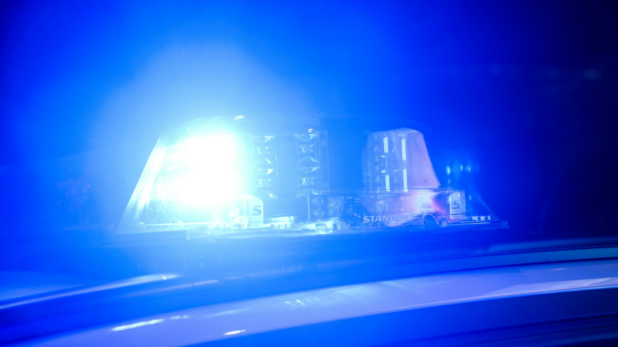 Ein Blaulicht leuchtet auf einem Polizeifahrzeug. (Symbolbild)