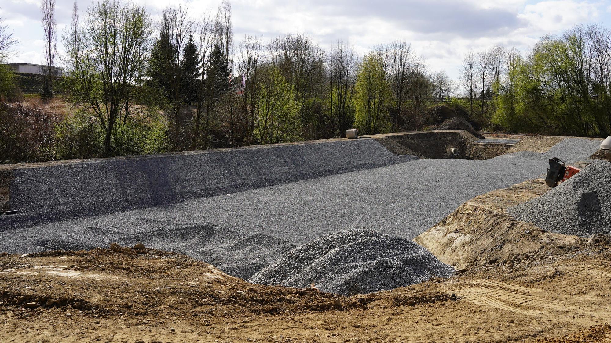 Die Stadt Waldbröl hat an der Breslauer Straße in der Ortschaft Hermesdorf mit dem Bau eines Retentionsbodenfilterbeckens begonnen.