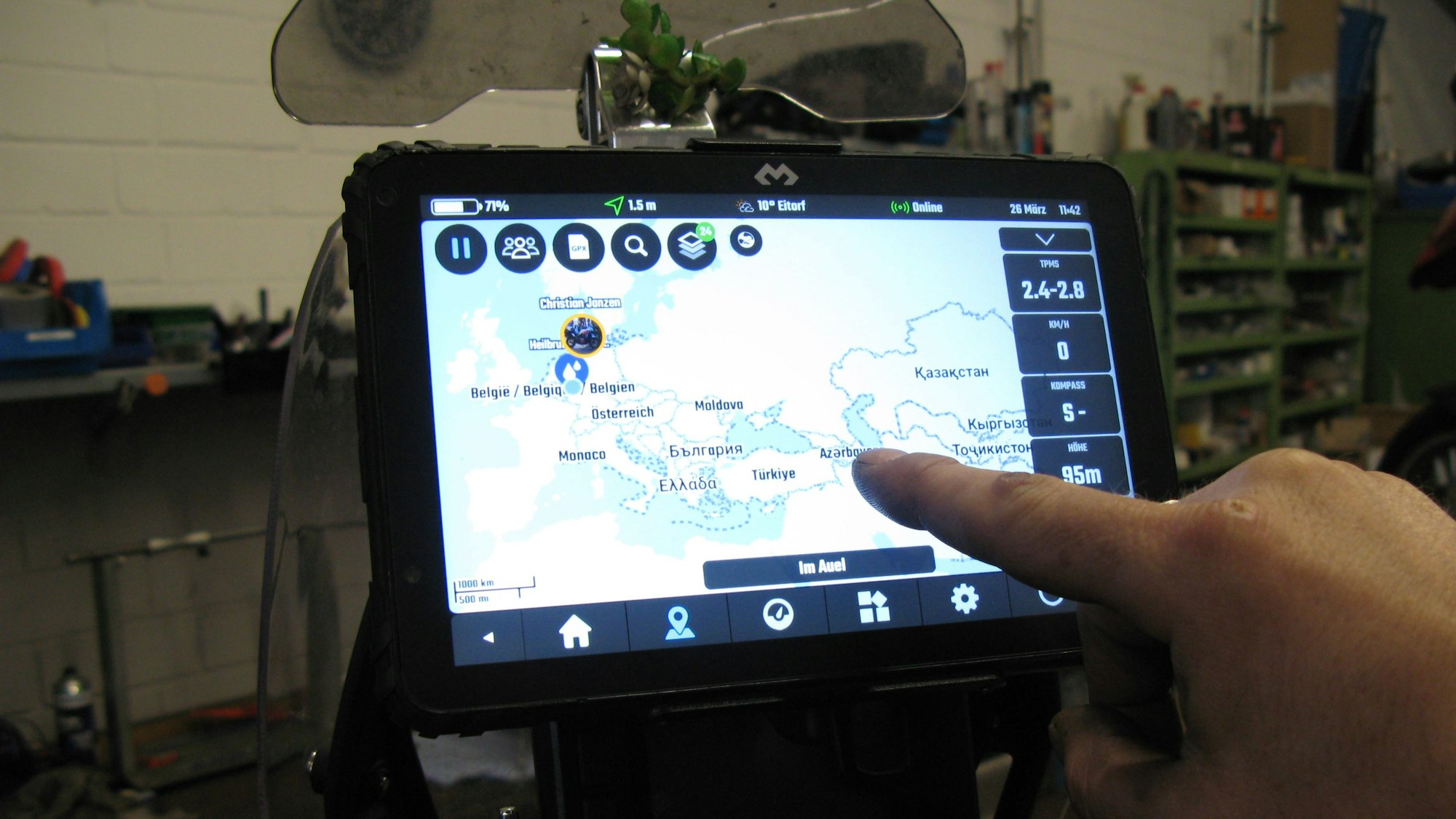 So haben die Motorradfahrer die Strecke im Blick: Über dem Lenker ist das Navigationsgerät angebracht.