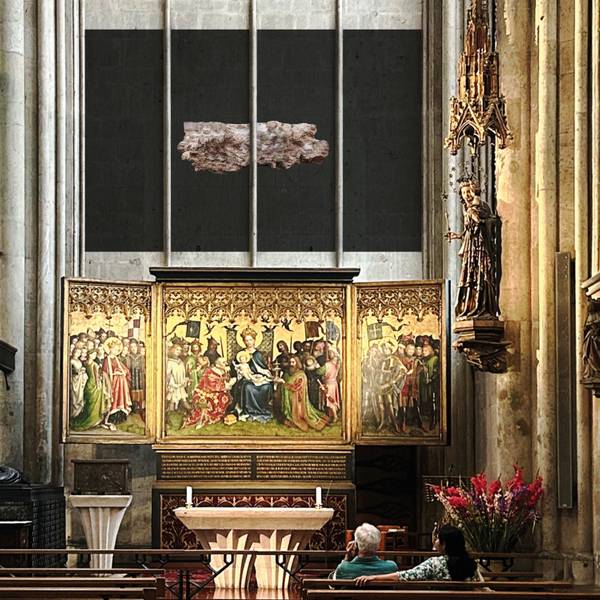 Ein Wandgemälde hängt über dem Altar der Stadtpatrone.