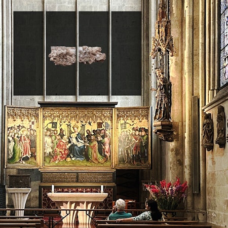 Ein Wandgemälde hängt über dem Altar der Stadtpatrone.