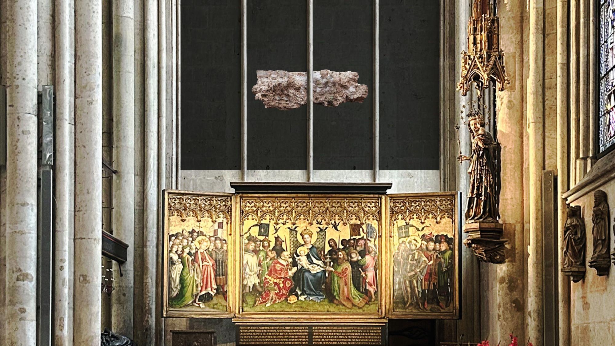 Ein Wandgemälde hängt über dem Altar der Stadtpatrone.