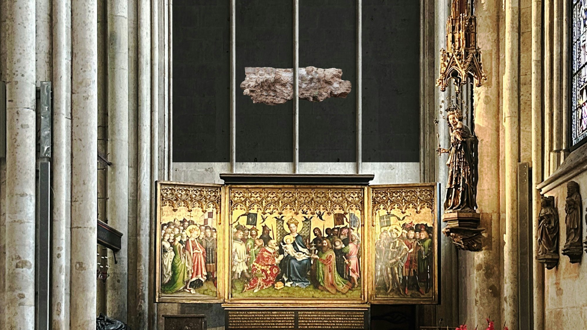 Ein Wandgemälde hängt über dem Altar der Stadtpatrone.