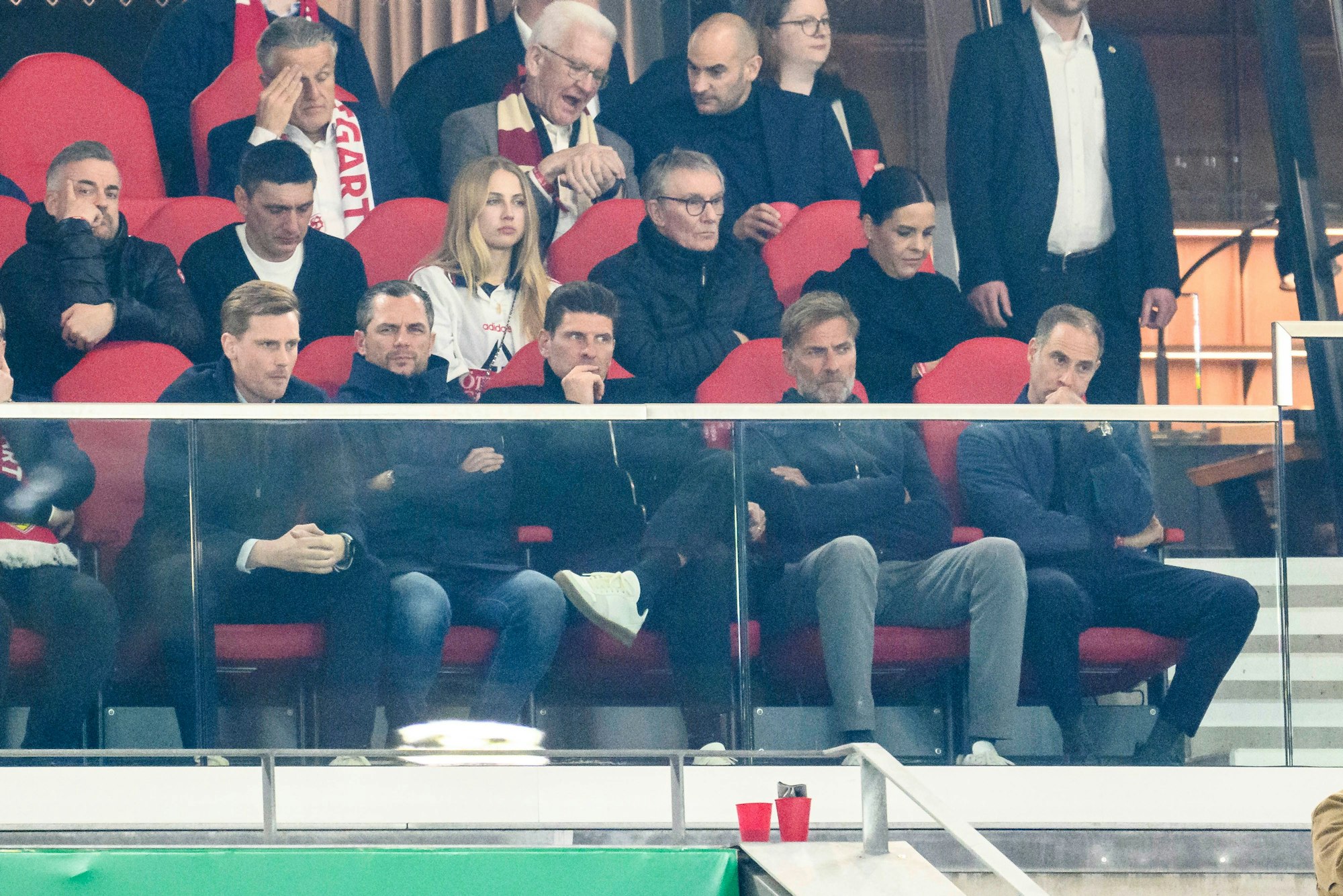 Gingen beim Pokal-Halbfinale gegen den VfB Stuttgart voll mit: Oliver Mintzlaff (r), Geschäftsführer Red Bull sitzt neben Jürgen Klopp, Head of Global Soccer und Ex-Profi Mario Gomez, der seit Januar 2022 als „Technischer Direktor“ bei Red Bull Soccer International tätig ist.