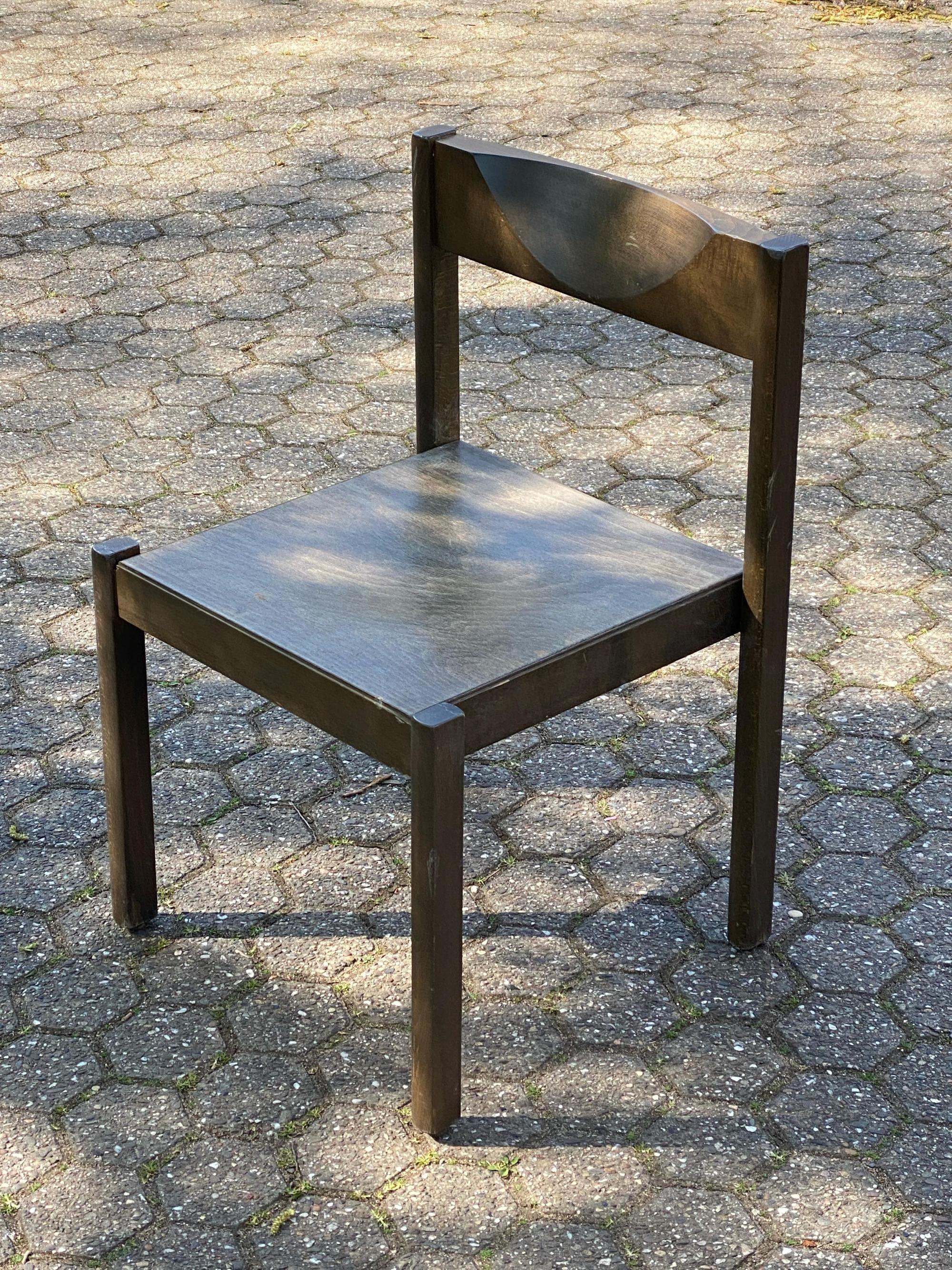 Der eine wieder zusammengesetzte Designer-Stuhl von Tizian Rein, de er sich nach eigenen Angaben nur von der Gemeinde geborgt hat.