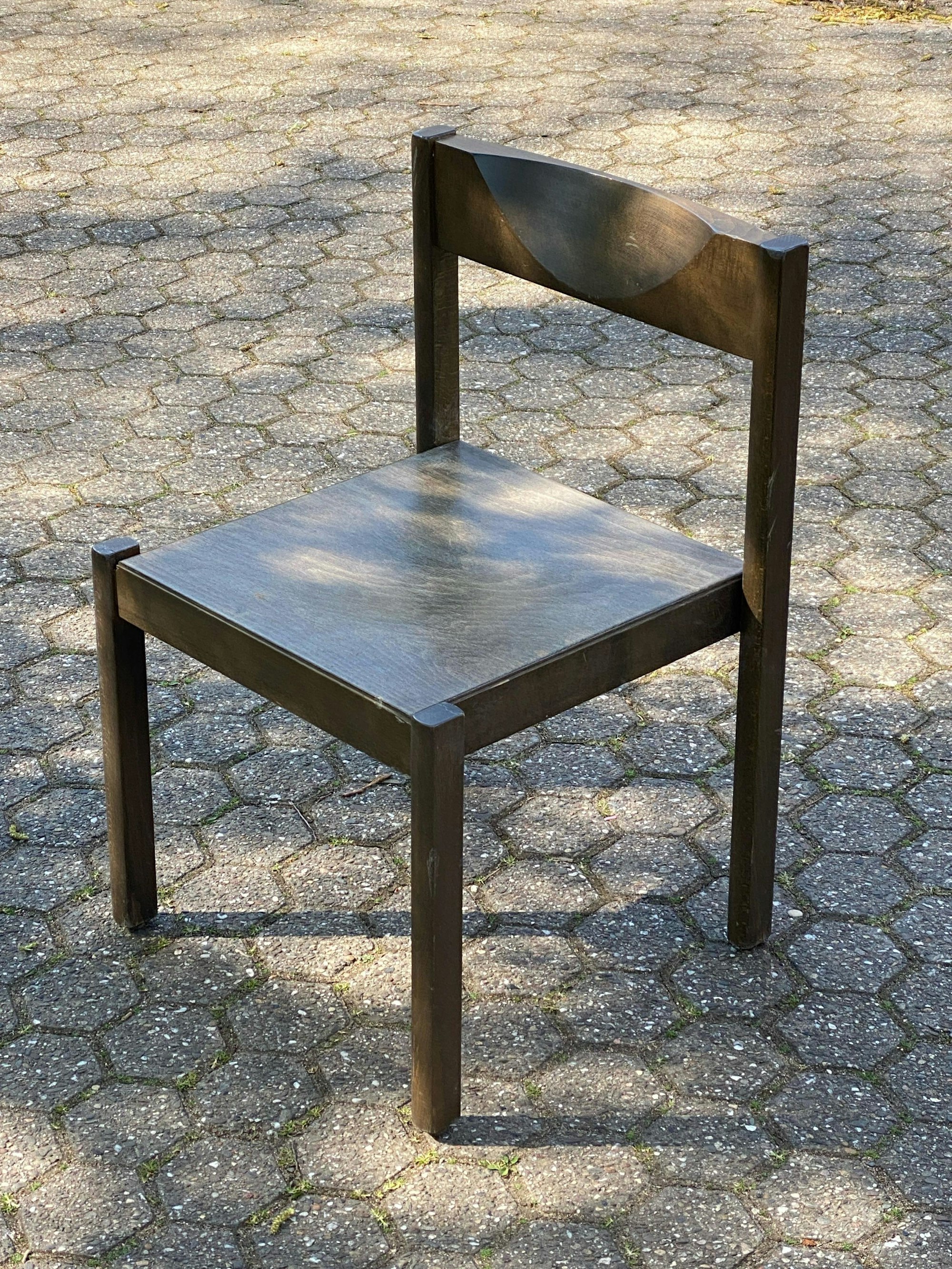 Der eine wieder zusammengesetzte Designer-Stuhl von Tizian Rein, de er sich nach eigenen Angaben nur von der Gemeinde geborgt hat.