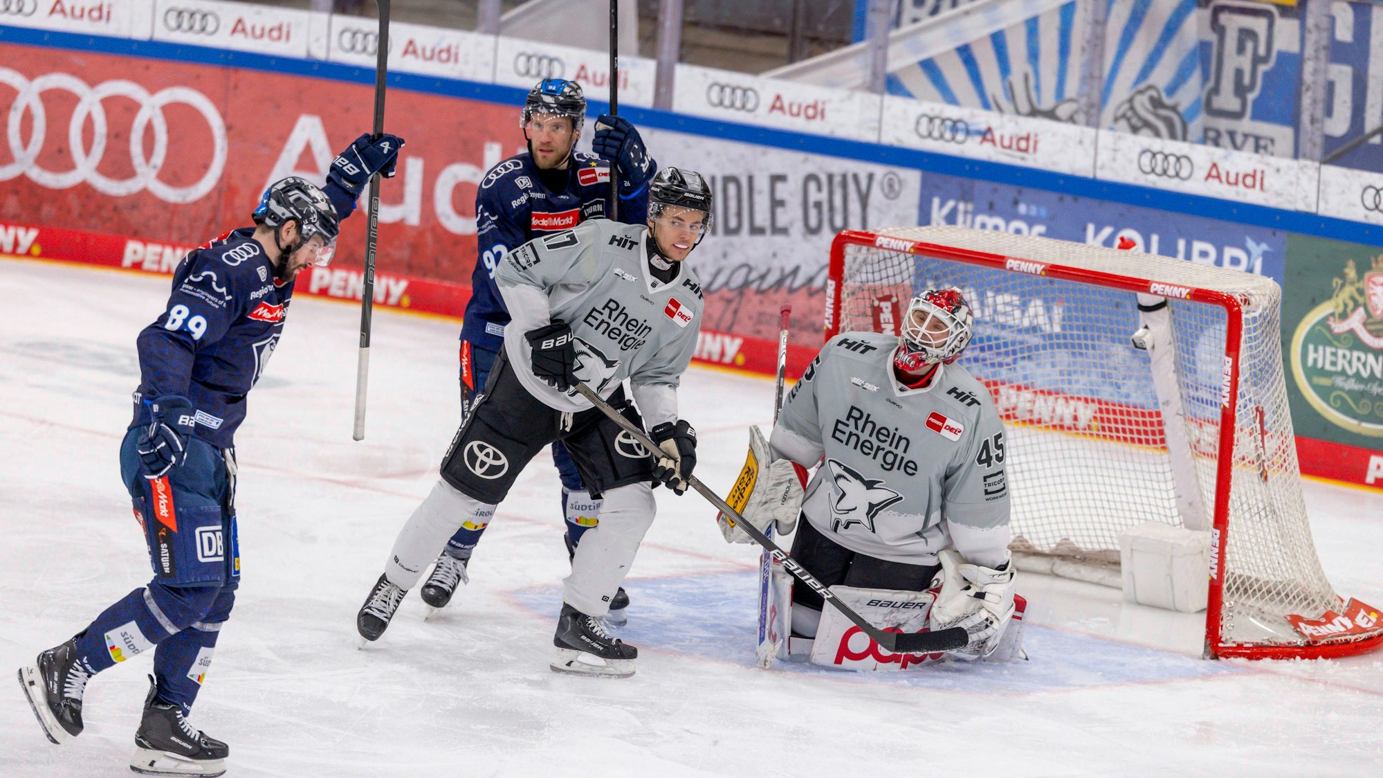 Ingolstadt, Deutschland 02. April 2025: Penny DEL - 2024/2025 - Playoff 1/2 Finale - Sp. 1 - ERC Ingolstadt vs. Kölner Haie Im Bild: v.li. Torschütze jubelt nach seinem Tor zum 6:0 Saturn Arena Bayern *** Ingolstadt, Germany 02 April 2025 Penny DEL 2024 2025 Playoff 1 2 Final Sp 1 ERC Ingolstadt vs Kölner Haie In the picture from left scorer cheers after his goal for 6 0 Saturn Arena Bayern Copyright: xFotostandx/xSchäferx