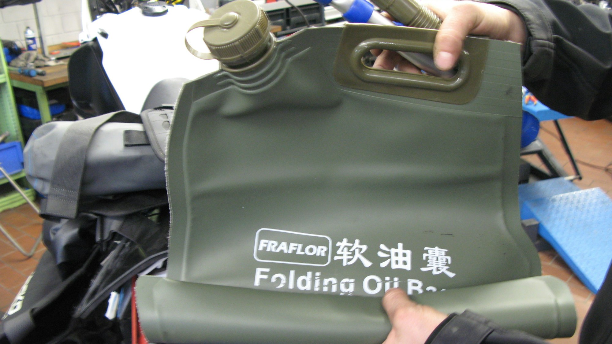 Platzsparend: Ein aufrollbarer Benzinkanister gehört zur Reiseausstattung.