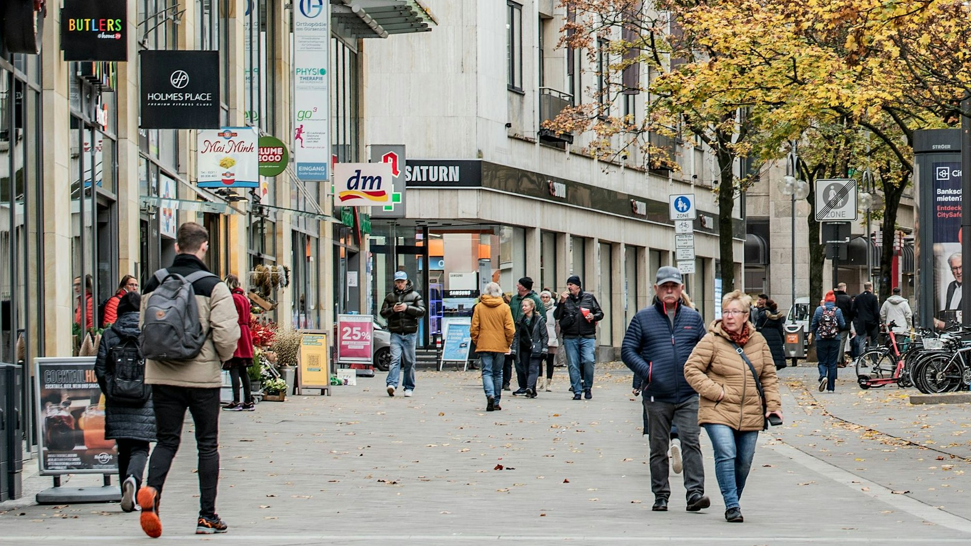Menschen gehen durch die Kölner Einkaufsmeile auf der Schildergasse.