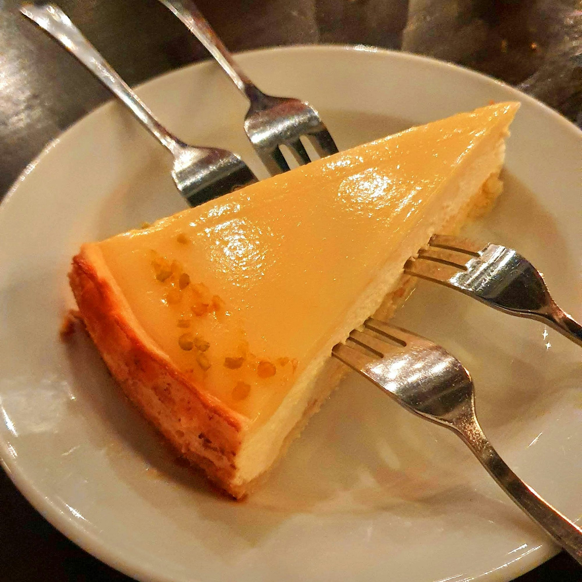 Ein Stück Käsekuchen ist zu sehen.