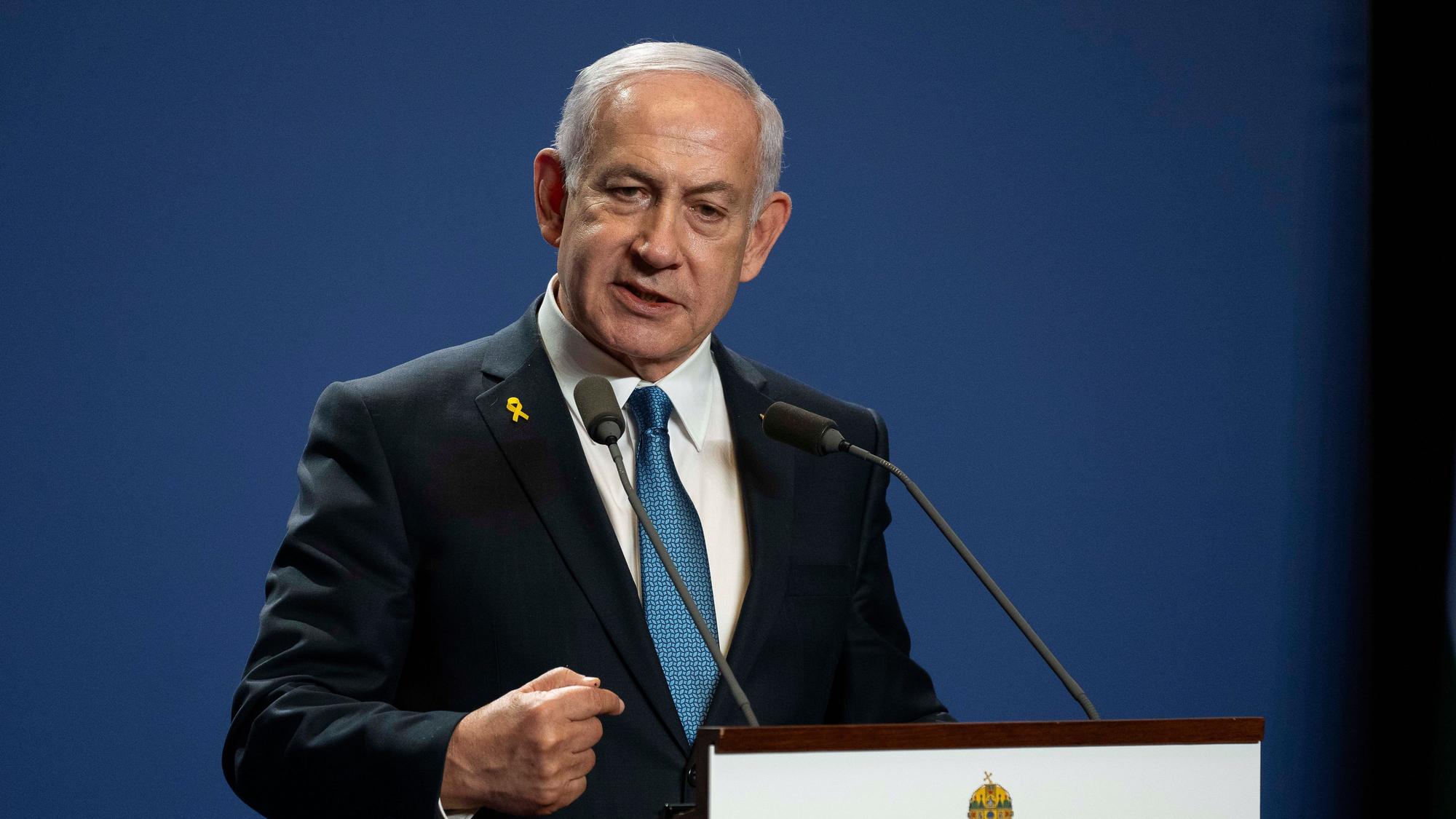 Der israelische Ministerpräsident Benjamin Netanjahu spricht während einer Presseerklärung im Karmeliterkloster in der Budaer Burg in Budapest.