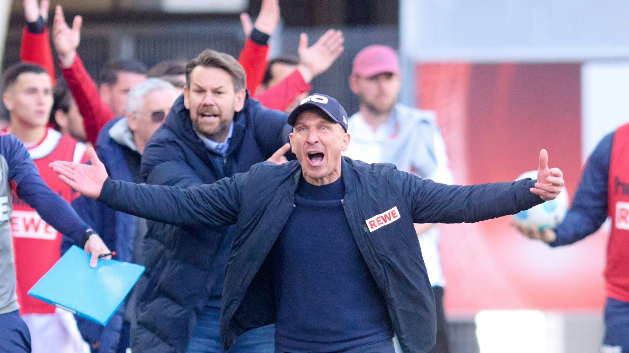 ARCHIV - 29.03.2025, Nordrhein-Westfalen, Paderborn: Fußball: 2. Bundesliga, SC Paderborn 07 - 1. FC Köln, 27. Spieltag, Home Deluxe Arena. Kölns Trainer Gerhard Struber fordert in der Nachspielzeit den Anpfiff. (zu dpa: «Zwei weitere Spieler krank: Immer wieder Ausfälle in Köln») Foto: Bernd Thissen/dpa +++ dpa-Bildfunk +++