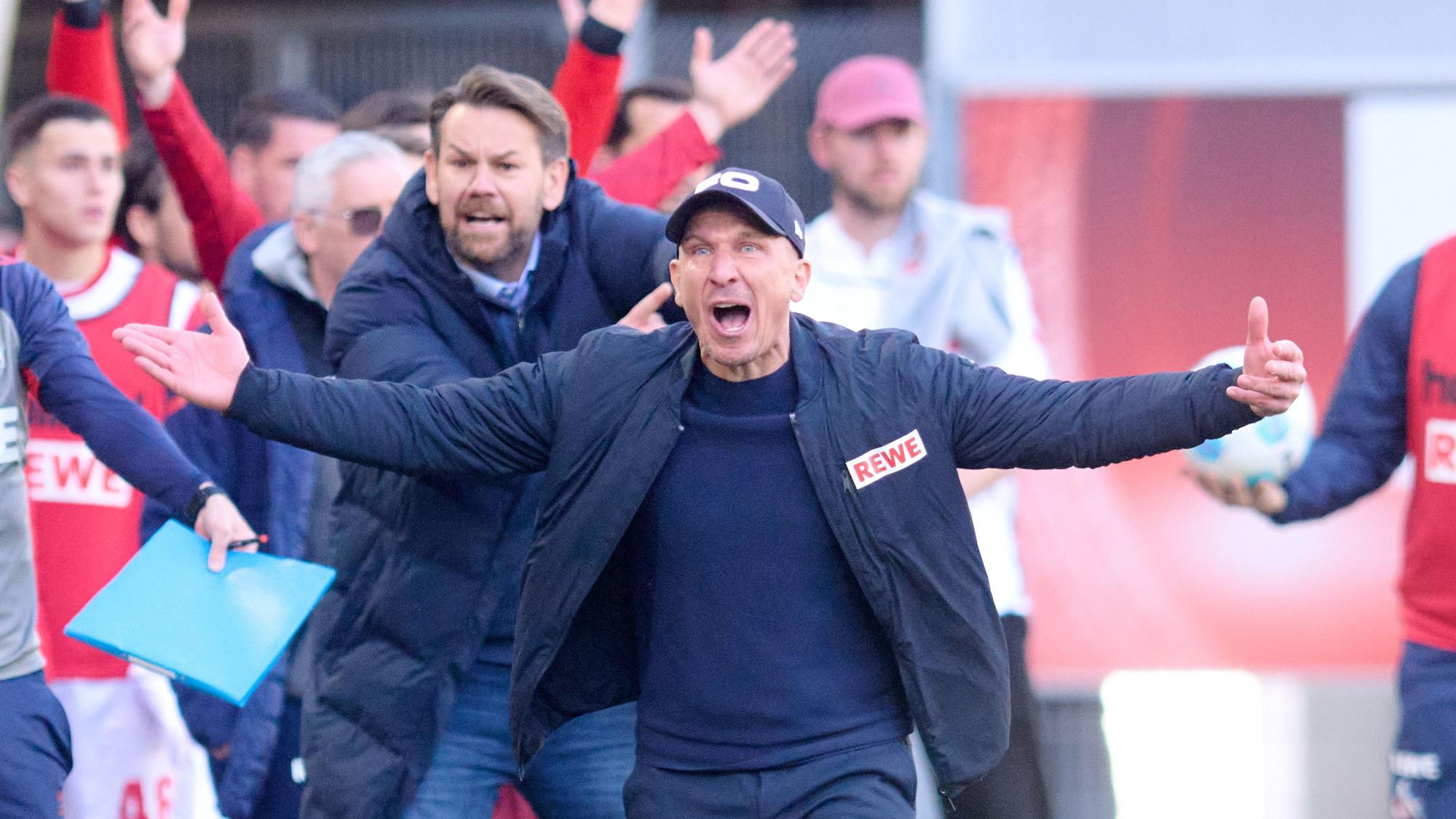 ARCHIV - 29.03.2025, Nordrhein-Westfalen, Paderborn: Fußball: 2. Bundesliga, SC Paderborn 07 - 1. FC Köln, 27. Spieltag, Home Deluxe Arena. Kölns Trainer Gerhard Struber fordert in der Nachspielzeit den Anpfiff. (zu dpa: «Zwei weitere Spieler krank: Immer wieder Ausfälle in Köln») Foto: Bernd Thissen/dpa +++ dpa-Bildfunk +++
