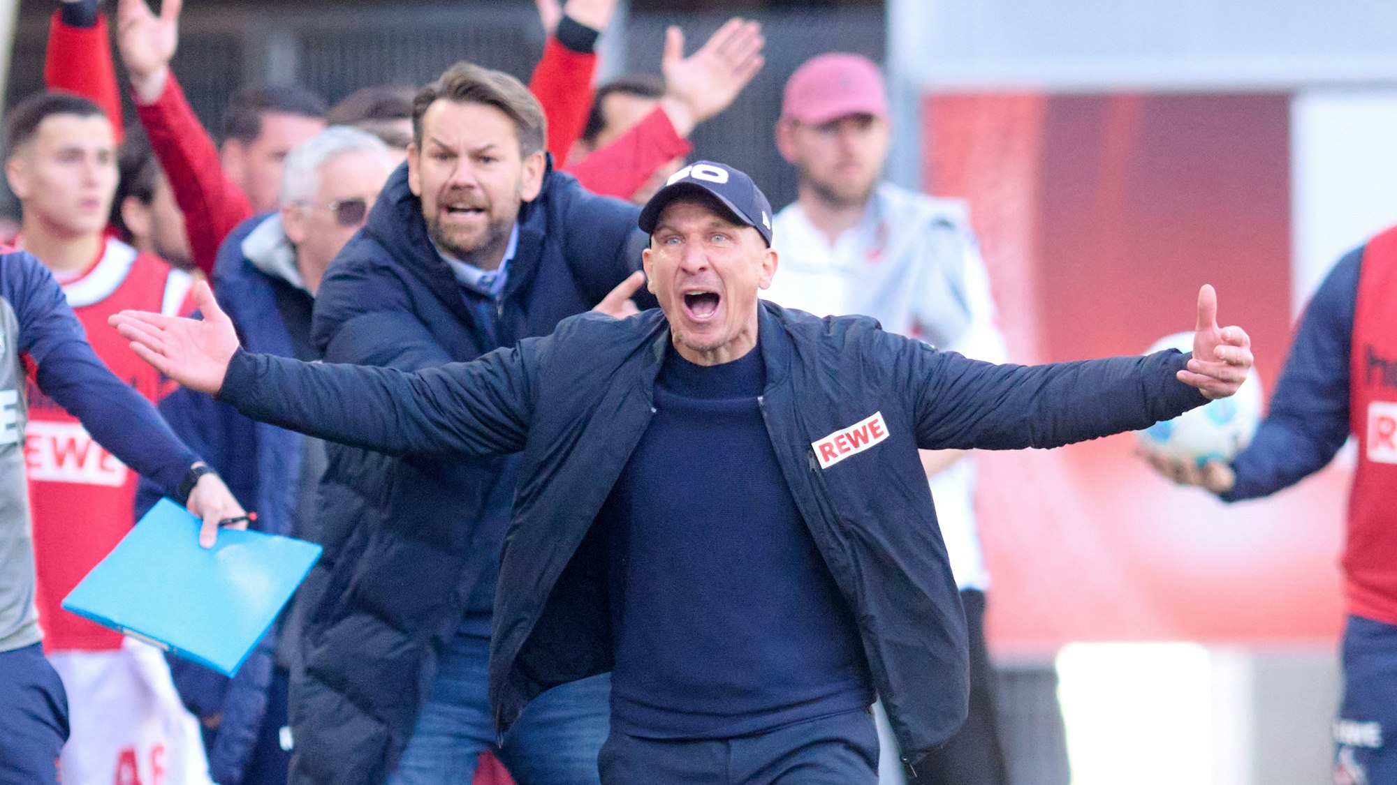 ARCHIV - 29.03.2025, Nordrhein-Westfalen, Paderborn: Fußball: 2. Bundesliga, SC Paderborn 07 - 1. FC Köln, 27. Spieltag, Home Deluxe Arena. Kölns Trainer Gerhard Struber fordert in der Nachspielzeit den Anpfiff. (zu dpa: «Zwei weitere Spieler krank: Immer wieder Ausfälle in Köln») Foto: Bernd Thissen/dpa +++ dpa-Bildfunk +++