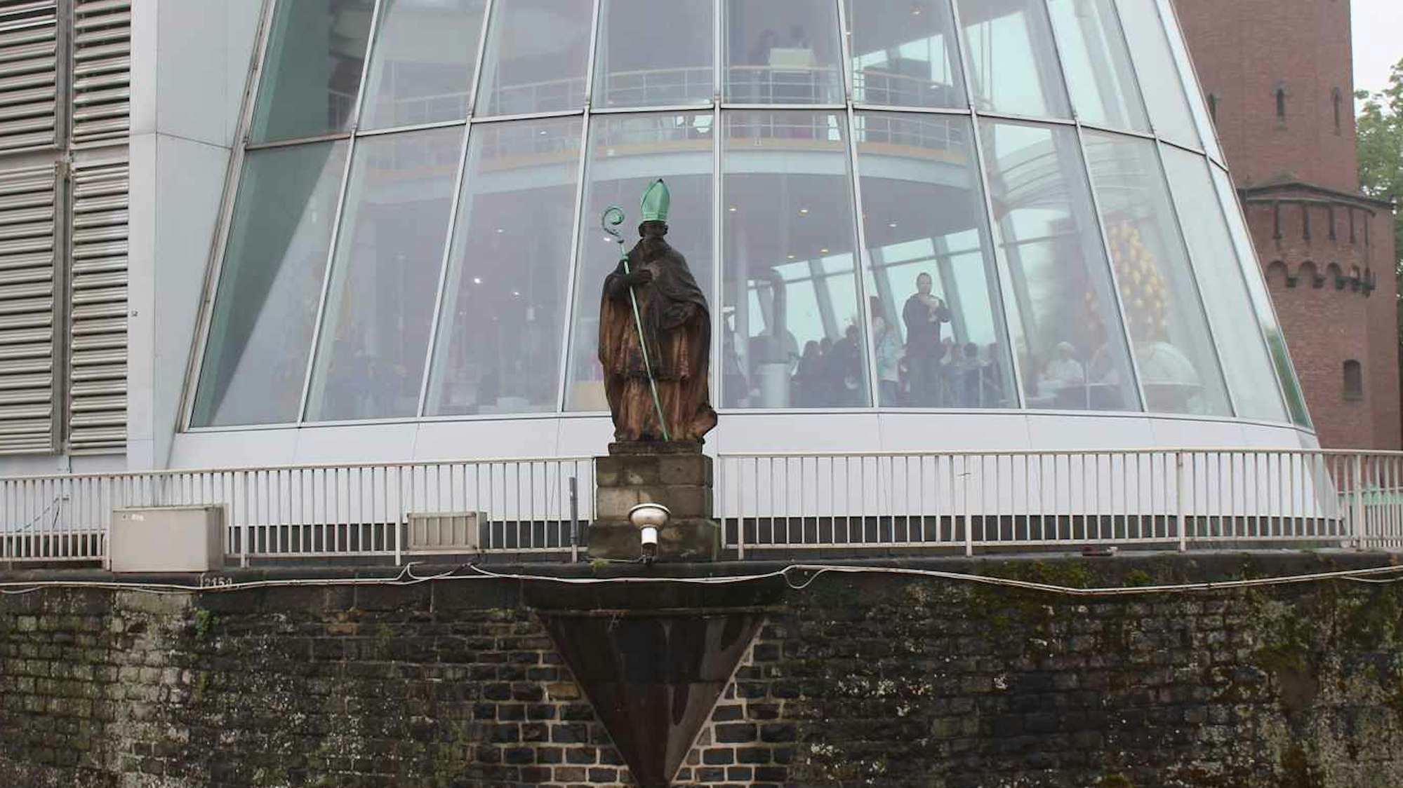 Das Bild zeigt die Nikolausfigur am Rheinauhafen.